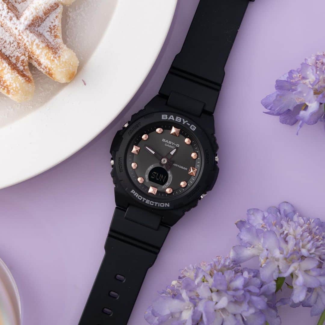 のインスタグラム：「たまには1人でカフェ時間🌷ブラックのボディにメタリックなインデックスがポイントのBGA320シリーズ✨スポーティさとエレガントさが絶妙にミックスされたデザインでどんなシーンにもマッチ😉 . BGA-320-1AJF ￥14,300 *tax included . #BABY_G #babyg_jp #GSHOCK #G_SHOCK #watch #腕時計 #CASIO #レディースウォッチ #手元倶楽部 #手元くらぶ #腕時計くら部 #腕時計好き #カフェ #カフェコーデ  #BGA320」
