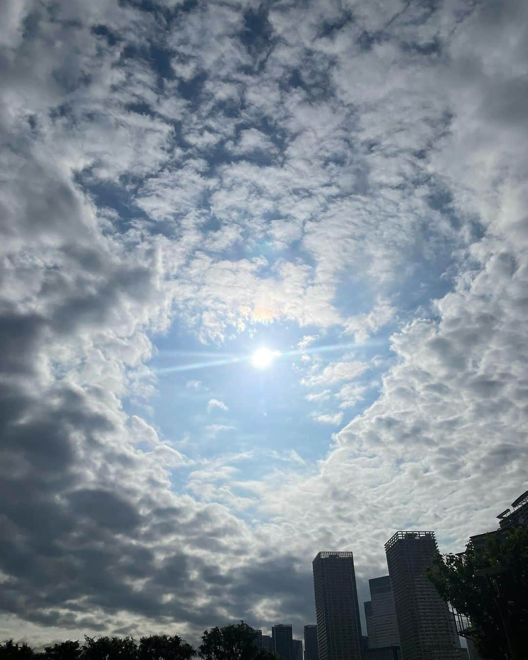 瀬戸口弘樹のインスタグラム：「光🌸🌾🍶🫧✨  曇り空から一瞬に雲が開き綺麗な光を見せてくださいました🌞✨  太陽と共鳴するとこうやって遊んでくださいます☺️🌸🫧✨  感謝です🙏🌸🫧✨  #光　#ray #light #sky #空　#japan #天照大御神　#god #太陽神　#sun #天気の子」