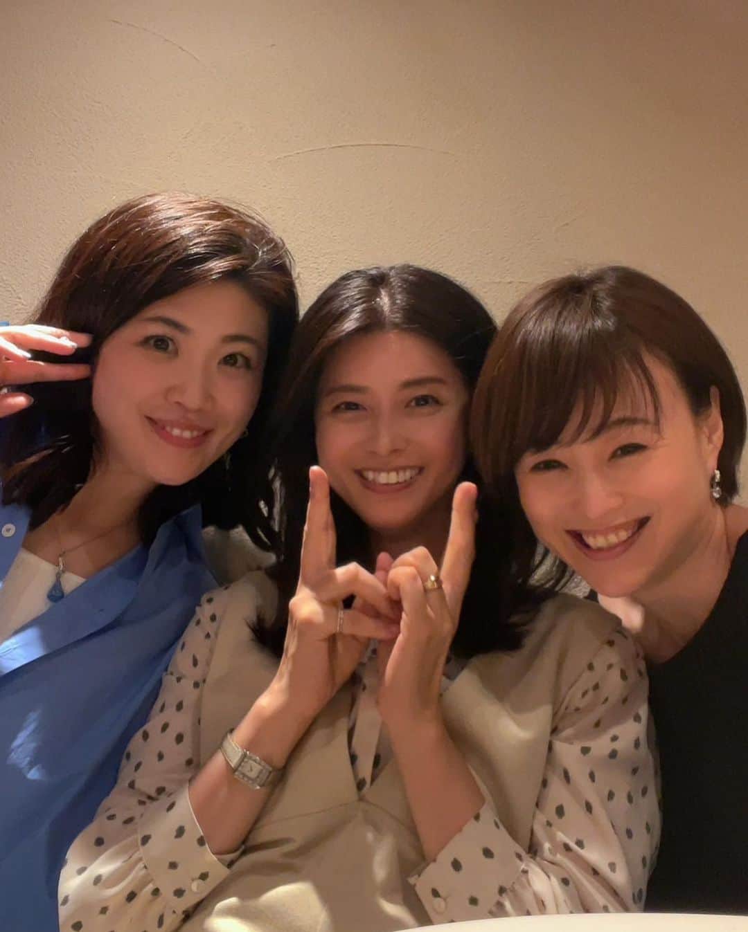岩瀬玲のインスタグラム：「みんなのタイミング合わず、やっとできた まういちゃん のバースデーパーティ🎈 おめでとう🎉  まういちゃんは素敵なジュエリーの デザインと販売やってて 私のピアスのほとんどがまういちゃんのとこのです❤️❤️ @jacarandablue.jewelry   これからもずっと毎年お祝いしようねー🩵🩵  #お誕生日会 #ほんとは3月」