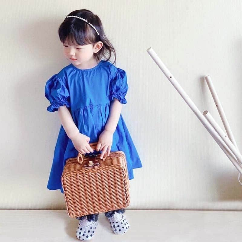 子供服のbig foRE:stさんのインスタグラム写真 - (子供服のbig foRE:stInstagram)「・  ラウンドかごバッグ【A074】 スクエアかごバッグ【A075】  ナチュラルな着こなしにマッチするかごバッグ👜◊*ﾟ  ラウンドタイプは丸みを帯びた形が可愛く ペットボトルも入る大容量なので おしゃピクにもぴったりꕤ︎︎·͜· ︎︎  スクエアタイプはベーシックなデザインと形で 男の子が持っても可愛いアイテムです.ᐟ‪‪.ᐟ  両タイプとも口が大きく開くので、 荷物の出し入れもカンタンにできちゃいます🙌🏻  #赤ちゃんのいる生活 #むすこーで #新米ママ #ベビスタグラム #男の子ベビー #女の子ベビー#女の子ママ #男の子ママ #子供のいる暮らし#子ども服通販 #子供服セレクトショップ #インポート子ども服 #海外子ども服 #プチプラ #プチプラ子ども服 #韓国子ども服 #バースデイ購入品 #西松屋購入品 #しまむら購入品 #  #リンクコーデ #かごバッグ #ピクニック #おしゃピク」6月1日 9時57分 - olpemi_