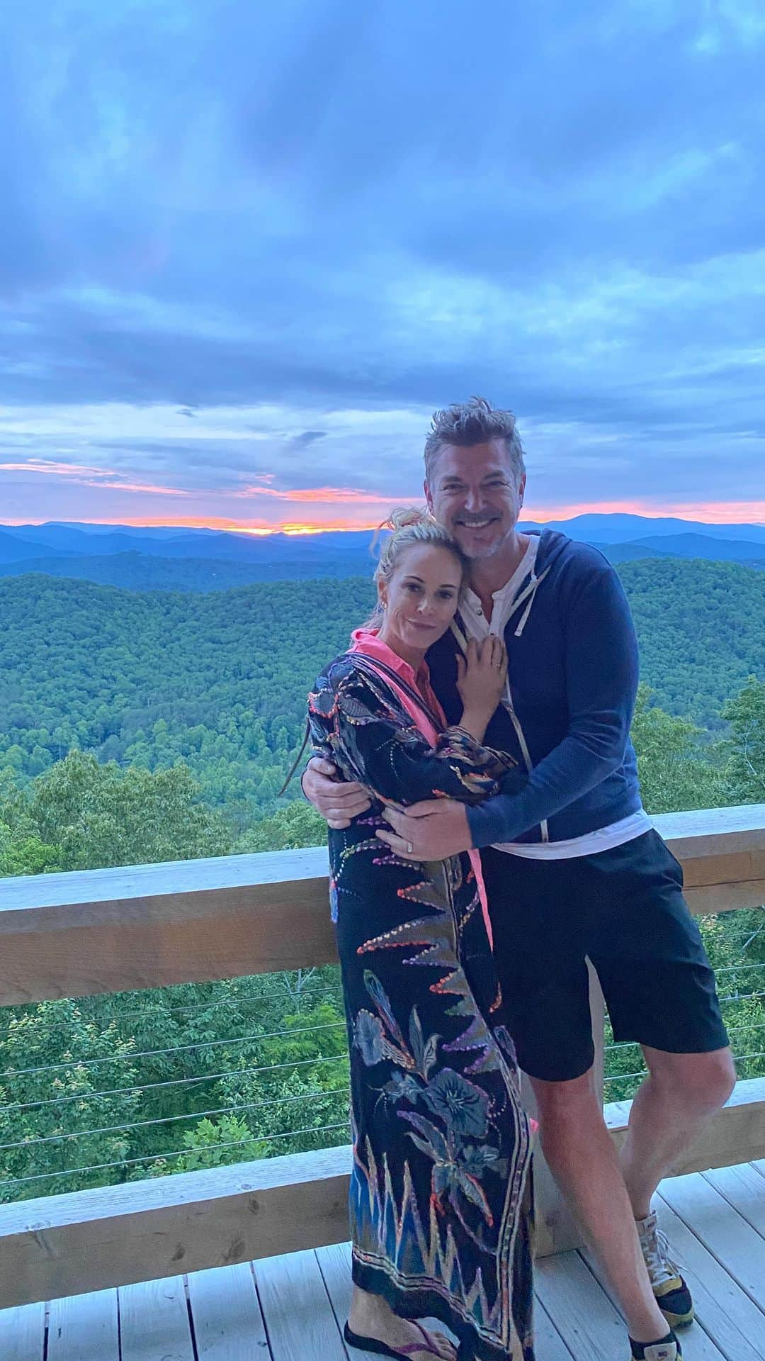 ジョシー・ビセットのインスタグラム：「We had such a wonderful Memorial Day weekend in the Appalachian mountains. Thank you so much Dana + Darren ❤️ @milton_chiropractic for sharing your home! We had such a blast with you all and are so grateful for all of the amazing food, drink and new friendships❤️🙌」