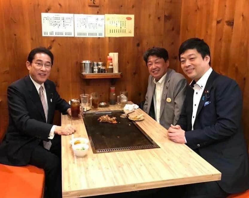 大西宏幸さんのインスタグラム写真 - (大西宏幸Instagram)「懐かしい写真が出てきました。  初回の総裁選挙に出馬される前の岸田総理です。当時は自民党 政調会長として市内の工場視察にご来阪されました。  昼食にしたお好み焼きは、岸田さんのリクエストでしたね。大阪府連の先生方と自由闊達な意見交換の場になったのはアテンドした身として光栄でした。  総理になられてからも、お忙しいお立場ながら、常に親身に話を聞いて下さり感謝しかありません。  どうかお体には気をつけて、国の舵取りという重責を担っていかれますよう、更なるご活躍をお祈りいたします。  ぜひまた大阪のお好み焼きを食べに来てくださいね☺️  #大西宏幸 #大阪1区 #前衆議院議員 #元防衛大臣政務官 #元内閣府大臣政務官 #東成区 #天王寺区 #浪速区 #中央区 #西区 #港区 #岸田文雄 #総理大臣」6月1日 9時52分 - hiroyukionishi