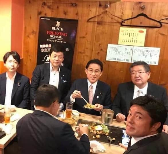 大西宏幸さんのインスタグラム写真 - (大西宏幸Instagram)「懐かしい写真が出てきました。  初回の総裁選挙に出馬される前の岸田総理です。当時は自民党 政調会長として市内の工場視察にご来阪されました。  昼食にしたお好み焼きは、岸田さんのリクエストでしたね。大阪府連の先生方と自由闊達な意見交換の場になったのはアテンドした身として光栄でした。  総理になられてからも、お忙しいお立場ながら、常に親身に話を聞いて下さり感謝しかありません。  どうかお体には気をつけて、国の舵取りという重責を担っていかれますよう、更なるご活躍をお祈りいたします。  ぜひまた大阪のお好み焼きを食べに来てくださいね☺️  #大西宏幸 #大阪1区 #前衆議院議員 #元防衛大臣政務官 #元内閣府大臣政務官 #東成区 #天王寺区 #浪速区 #中央区 #西区 #港区 #岸田文雄 #総理大臣」6月1日 9時52分 - hiroyukionishi