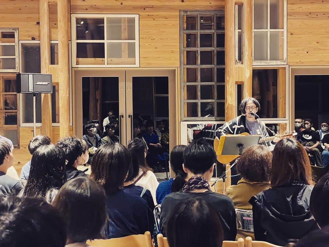後藤正文のインスタグラム：「At ZERO WASTE CENTER  Kamikatsu is one of the smallest towns in Japan, but it's also one of the most forward-thinking towns. There is also a nice hotel attached, so I recommend it to tourists who come to Japan. It is also a town of delicious beer.  素敵な町なので、皆様是非。美味しいビールを飲んで、美しい風景を楽しんでください。近くに温泉もありました。  M1. Vegetable M2. 西方コーストストーリー M3. 荒野を歩け M4. SEPT.16, 1961, POEM (Jack Kerouac) M5. Good New Times M6. A Girl in Love M7. Lives By The Sea  En. ソラニン  #kamikatsu #tokushima #asiankungfugeneration #japan #beer」