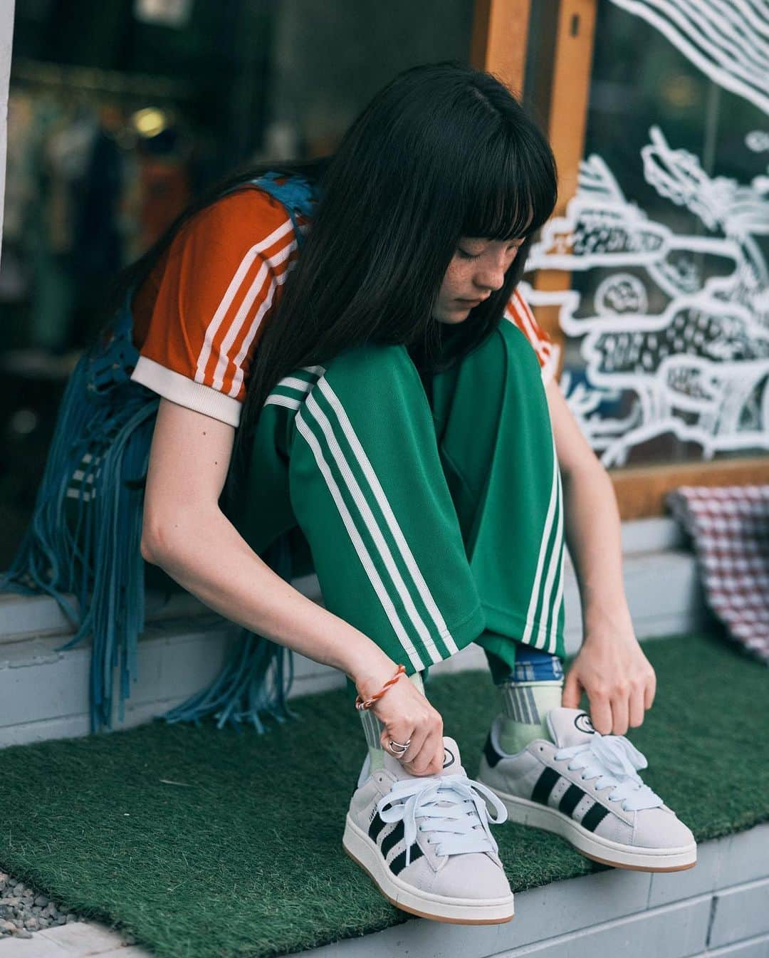 ADIDASTOKYOさんのインスタグラム写真 - (ADIDASTOKYOInstagram)「いつもの場所といつものスニーカー Style #6  モデル・俳優業に忙しいモトーラ世理奈にとって、時間ができるとふらっと足を運びたくなる憩いの場所の一つがテイクトーキョー。 店主のヨウコさんと何気ない話をするだけで、日頃の疲れも吹っ飛ぶのだとか。今日の話題は趣味のフィルムカメラについて。 服との色合わせに悩んだCAMPUS 00s、この日はベージュをセレクトした。  #HomeOfClasics #CAMPUS00s   Link in bio」6月1日 9時58分 - adidastokyo