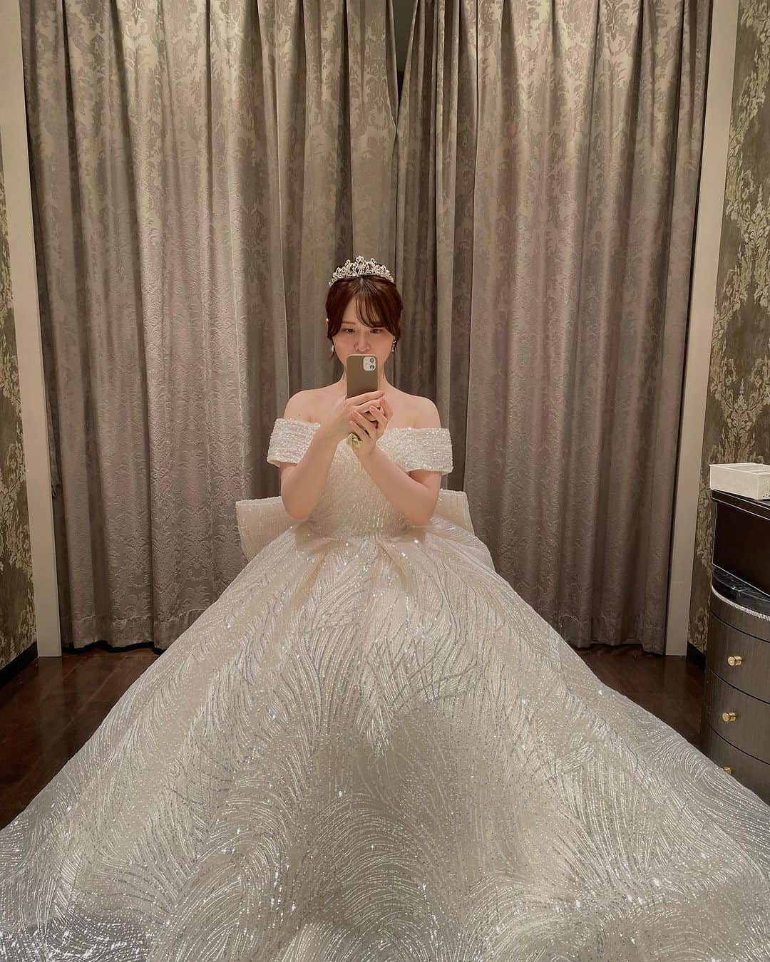 ♡プラコレWedding·⋆*さんのインスタグラム写真 - (♡プラコレWedding·⋆*Instagram)「. @placole_dressy【#DRESSY花嫁 】 【#プラコレ】をつけて投稿&フォローしてね♩ . ＝＝＝＝＝＝＝ . 試着ルームでの自撮りショット📸 ドレスの見え方も素敵ですよね✨  おしゃれな撮影をぜひ真似してみては？🤍 . ＝＝＝＝＝＝＝＝ 👗photo by... @hanayomenikiss さま @ray__wd さま @a_wedding_521 さま @mi_wed10 さま @asuharu_wd さま ＝＝＝＝＝＝＝＝ . 『#DRESSY花嫁』『#プラコレ』の ハッシュタグをつけて写真をUPしてね✦ 花嫁アプリ『DRESSY by プラコレ』の 記事に掲載＆リグラムされるかも♩ . みなさまからのいいねや保存 コメントをお待ちしています♥ 「このウェディングドレス可愛い！」 「ヘアスタイルも気になる！！」 「今の花嫁さんの流行りは！？」etc. . ＝＝＝＝＝＝＝＝ 花嫁アプリでは、 プロのアドバイザーに結婚式の相談を何度でも♡ ウェディングドレスの記事や、 自分のウェディングレポを残せちゃう♡” . >>>TOPのURLからcheck ⋈ @placole_dressy >>>結婚のご相談は プラコレウェディングアドバイザーへ♡ @wedding_adviser >>>ウェディングレポを残したいなら、 farny by プラコレをcheck ✎ @farny_wedding >>>花嫁準備に欠かせないアイテムをお探しなら placole & dressy Beauty をcheck ❁ @dressy_beauty_ >>>素敵なドレスに出会いたい花嫁さま♡ @dressyonline_をcheck >>>おしゃれなファミリーフォトは ドレシーベイビーをcheck 𓏸 @dressy.baby >>>鎌倉にOPEN”お花とドレスと紅茶のカフェ” @dressyroom_teaをcheck𓌉𓇋 . ＝＝＝＝＝＝＝＝＝＝＝＝＝＝＝＝ . #プレ花嫁 #卒花 #花嫁 #卒花嫁 #結婚 #結婚式 #試着レポ #farnyレポ #2023秋婚 #2023冬婚 #2024春婚 #2024夏婚 #カラードレス試着 #ドレス試着 #ドレス試着レポ #ドレス選び #カラードレス #カラードレス迷子 #ウェディングドレス #ドレス迷子 #ボリュームドレス #セルフフォト #チュールドレス #試着ルーム #お座りショット #ピンクドレス」6月1日 9時58分 - placole_dressy