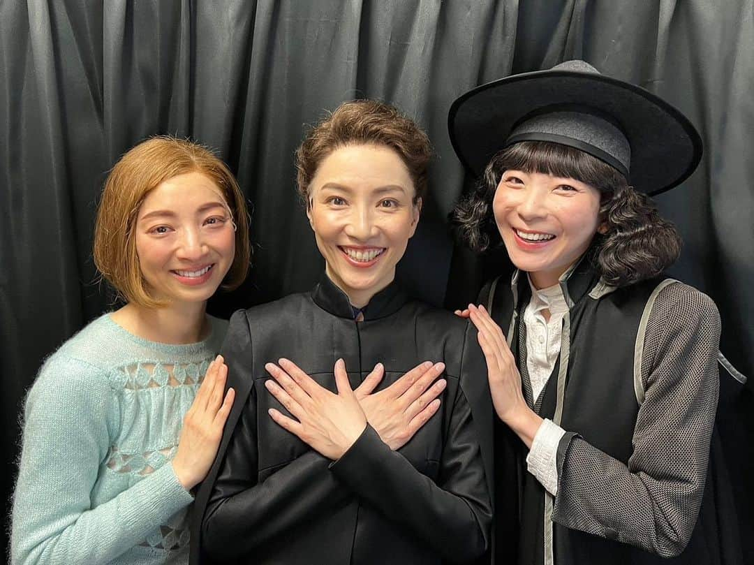 白羽ゆりさんのインスタグラム写真 - (白羽ゆりInstagram)「宝塚出身の3人  ちぎちゃん(早霧) けいちゃん(扇)  怪我した時にけいちゃんは楽屋から舞台までの階段のサポートや荷物を手伝ってくれた。  ちぎちゃんは楽屋が一緒で、よく笑い転げてた。  ハリーポッター千秋楽は2シーズンにも残り見送る側のキャストが号泣で卒業していく人達が清々しいほど笑顔だった。  ちぎちゃんは今日早霧せいなとしての活動を終えた事を発表。  最後の最後までこうして一緒だったのも何かのご縁。繊細で大胆で知的で美しい。まさにハーマイオニーのような人でした。  心からありがとう💕  自由に羽ばたくちぎちゃんの人生を応援してます。」6月1日 9時58分 - yurishirahane