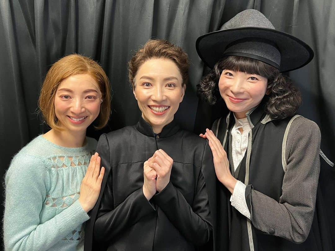 白羽ゆりさんのインスタグラム写真 - (白羽ゆりInstagram)「宝塚出身の3人  ちぎちゃん(早霧) けいちゃん(扇)  怪我した時にけいちゃんは楽屋から舞台までの階段のサポートや荷物を手伝ってくれた。  ちぎちゃんは楽屋が一緒で、よく笑い転げてた。  ハリーポッター千秋楽は2シーズンにも残り見送る側のキャストが号泣で卒業していく人達が清々しいほど笑顔だった。  ちぎちゃんは今日早霧せいなとしての活動を終えた事を発表。  最後の最後までこうして一緒だったのも何かのご縁。繊細で大胆で知的で美しい。まさにハーマイオニーのような人でした。  心からありがとう💕  自由に羽ばたくちぎちゃんの人生を応援してます。」6月1日 9時58分 - yurishirahane