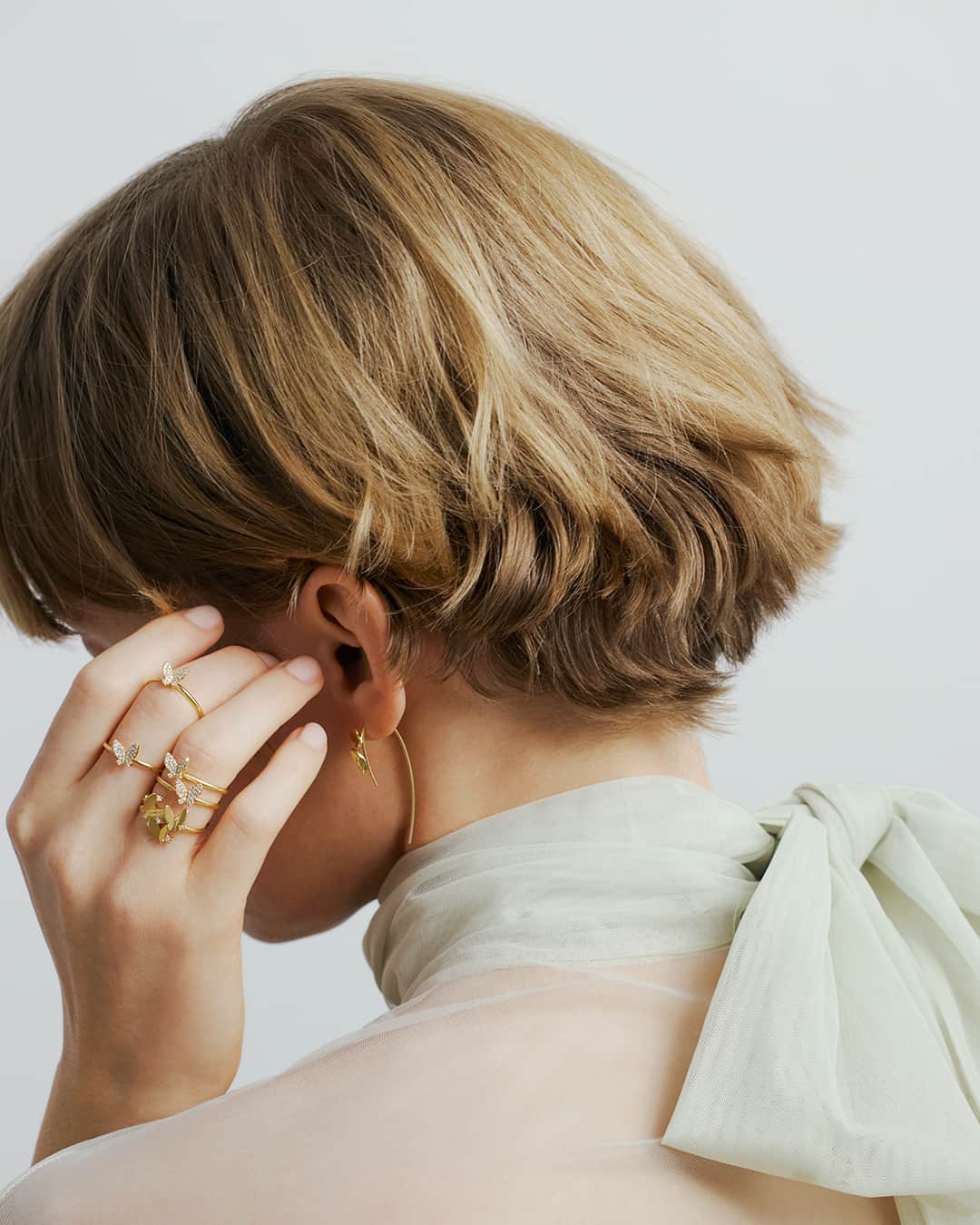 アーカーさんのインスタグラム写真 - (アーカーInstagram)「. 「papillon brillant」 ダイヤモンド煌めくパピヨンが、軽やかな遊び心を添えて 　 #AHKAH #jewelry #2023ss #ring #earrings #present #アーカー #ジュエリー #リング #ピアス #プレゼント」6月1日 10時00分 - ahkah_official