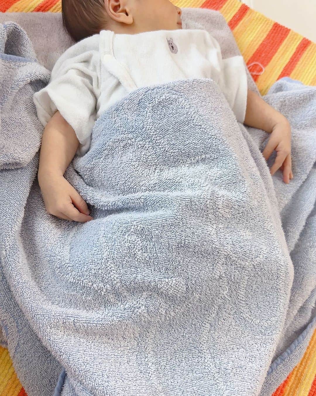 のインスタグラム：「本日の朝方からなかなか 寝てくれなかった僕ちゃん😭🤣  母乳➕ミルクもあげて まだ、ふにゃふにゃ泣いてクズってましたぁ〜🙃 （オムツも何回かえたことか…） 皆さま、朝方寝室にオムツ散らかってる事ない？笑  そして、今やっと…寝た😆👌‼️ 私も、一回寝たい！！ 家のことは…後でいいでしょ🤣（やる事はたくさんある。）笑 ちょっとでも寝れたら幸せなわけよ😗 ほな、おやすみなさい😘」