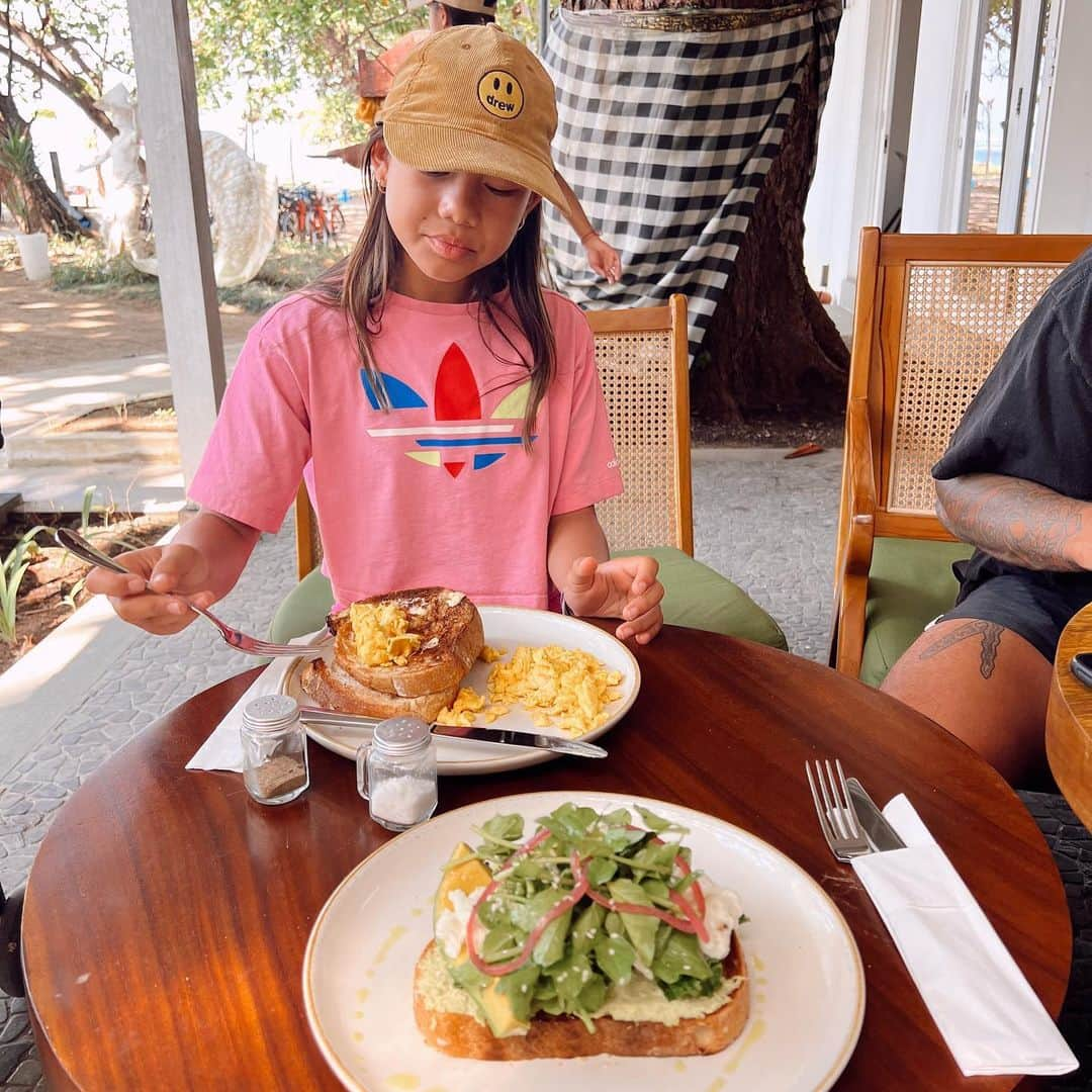 Jennifer Bachdimさんのインスタグラム写真 - (Jennifer BachdimInstagram)「Do I look more like Mama or Papa ? 👶🏽🥹 Swipe to check xx  . . We went yesterday morning to Sanur, had brunch at the beach and  it felt so nice & relaxed! Love my life with my family… so so grateful 🥹❤️ #teamBachdim #Bali」6月1日 10時20分 - jenniferbachdim