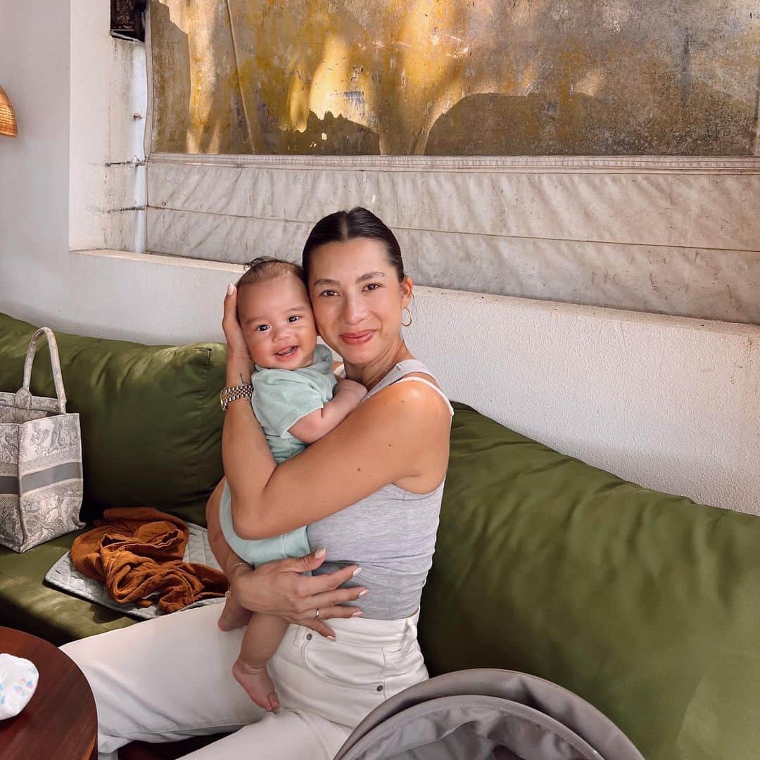 Jennifer Bachdimのインスタグラム：「Do I look more like Mama or Papa ? 👶🏽🥹 Swipe to check xx  . . We went yesterday morning to Sanur, had brunch at the beach and  it felt so nice & relaxed! Love my life with my family… so so grateful 🥹❤️ #teamBachdim #Bali」