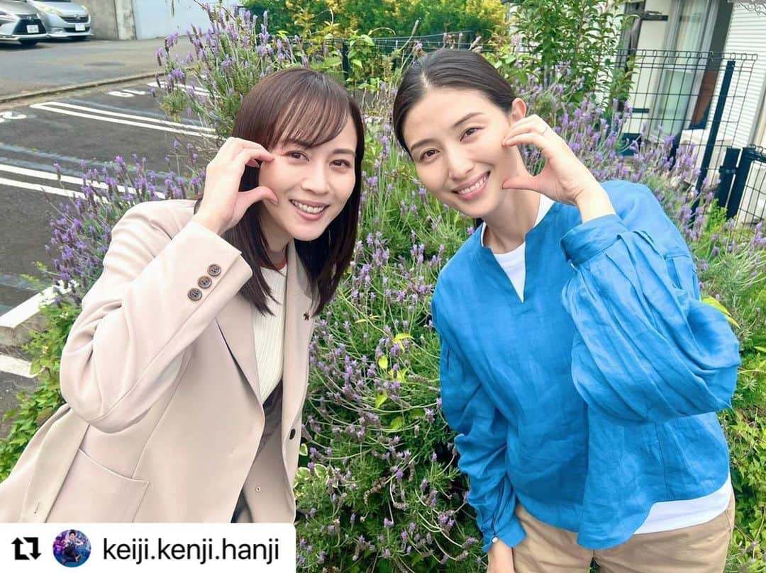 橋本マナミさんのインスタグラム写真 - (橋本マナミInstagram)「愛未とマナミ💕💕 今夜21時から放送です😊 30代の私たちはポージングに困り、最近流行ってるハートをやりました😂  #Repost @keiji.kenji.hanji with @use.repost ・・・ .  ／ #ケイジとケンジ時々ハンジ 第8話 今夜9時🌙*ﾟ ＼  今夜のゲストは #橋本マナミ さん！ ということは…？😌♡ 愛未 × マナミ = ダブルまなみん🫶🏻  息ぴったりのお芝居で、 今日も笑いあり涙大ありです😭🤙🏻  お楽しみに🧏🏻‍♀️❤️‍🔥  #比嘉愛未 #仲井戸みなみ #愛美とマナミとみなみ #このポーズオーダーしたら照れながらやって下さいました #かわいい！！！！！(大声)  .」6月1日 10時21分 - manami84808