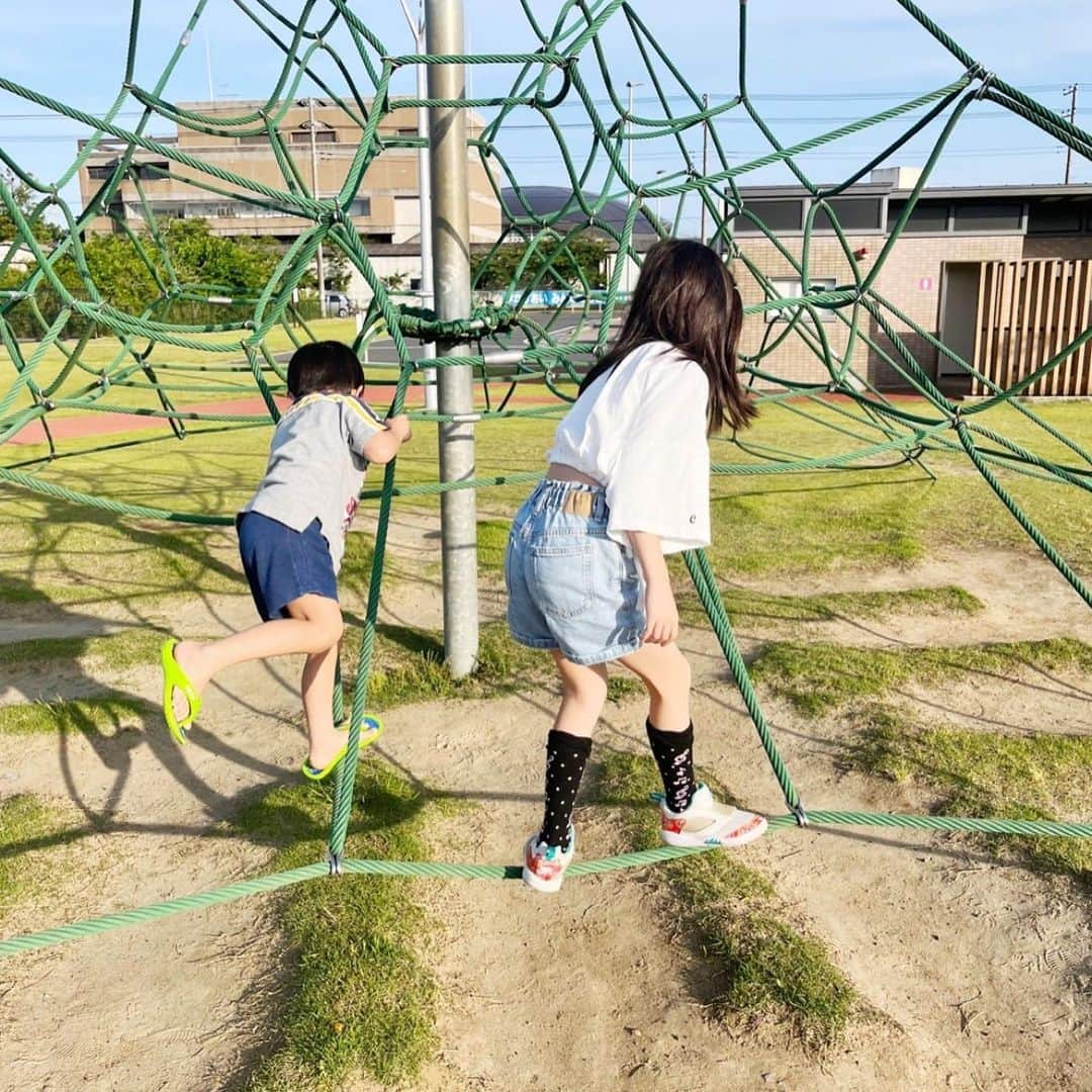 蛯原英里さんのインスタグラム写真 - (蛯原英里Instagram)「公園で遊ぶ、姉と弟 弟はお姉ちゃんの後を追い 常に真似をします😊  常に後を追い、真似をして… 気付いたら、抱っこされてた〜 結構重そうだけど、二人共嬉しそう♡  ケンカもするけど、仲良し そんな二人をいつまでも見ていたい  #姉弟  #仲良し  #週末  #family  #癒し」6月1日 10時32分 - eriebihara