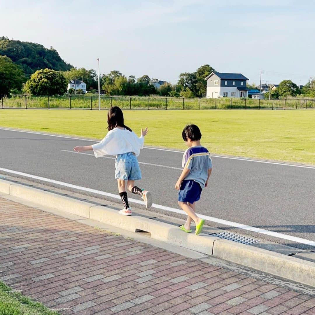 蛯原英里さんのインスタグラム写真 - (蛯原英里Instagram)「公園で遊ぶ、姉と弟 弟はお姉ちゃんの後を追い 常に真似をします😊  常に後を追い、真似をして… 気付いたら、抱っこされてた〜 結構重そうだけど、二人共嬉しそう♡  ケンカもするけど、仲良し そんな二人をいつまでも見ていたい  #姉弟  #仲良し  #週末  #family  #癒し」6月1日 10時32分 - eriebihara