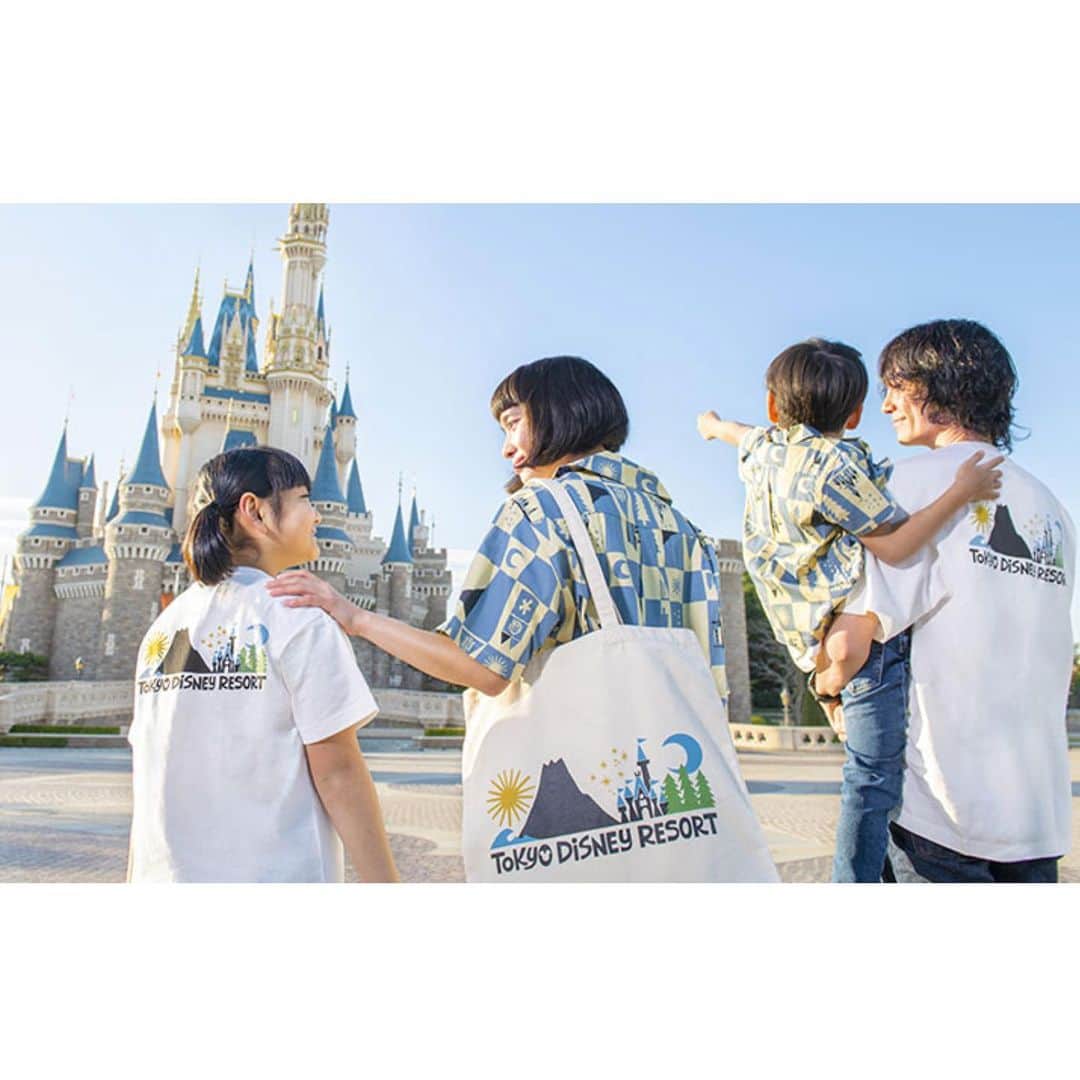 花井祐介さんのインスタグラム写真 - (花井祐介Instagram)「New graphic for Tokyo Disney Resort merchandise. Made from environmental friendly materials. @tokyodisneyresort_official  東京ディズニーリゾートの新しいグッズのグラフィックを作りました。東京ディズニーランド、東京ディズニーシー、ディズニーリゾートアプリで購入できます。 僕のグラフィックが入ったグッズはディズニーリゾートの新しいコンセプトのグッズ「Let’s start where we can」の一部で、全て環境に優しい素材で作られています。 娘達にも喜んでもらえる仕事が出来ました笑 友人の永井君ファミリーに着てもらってモデルになってもらいましたよ。」6月1日 10時27分 - hanaiyusuke