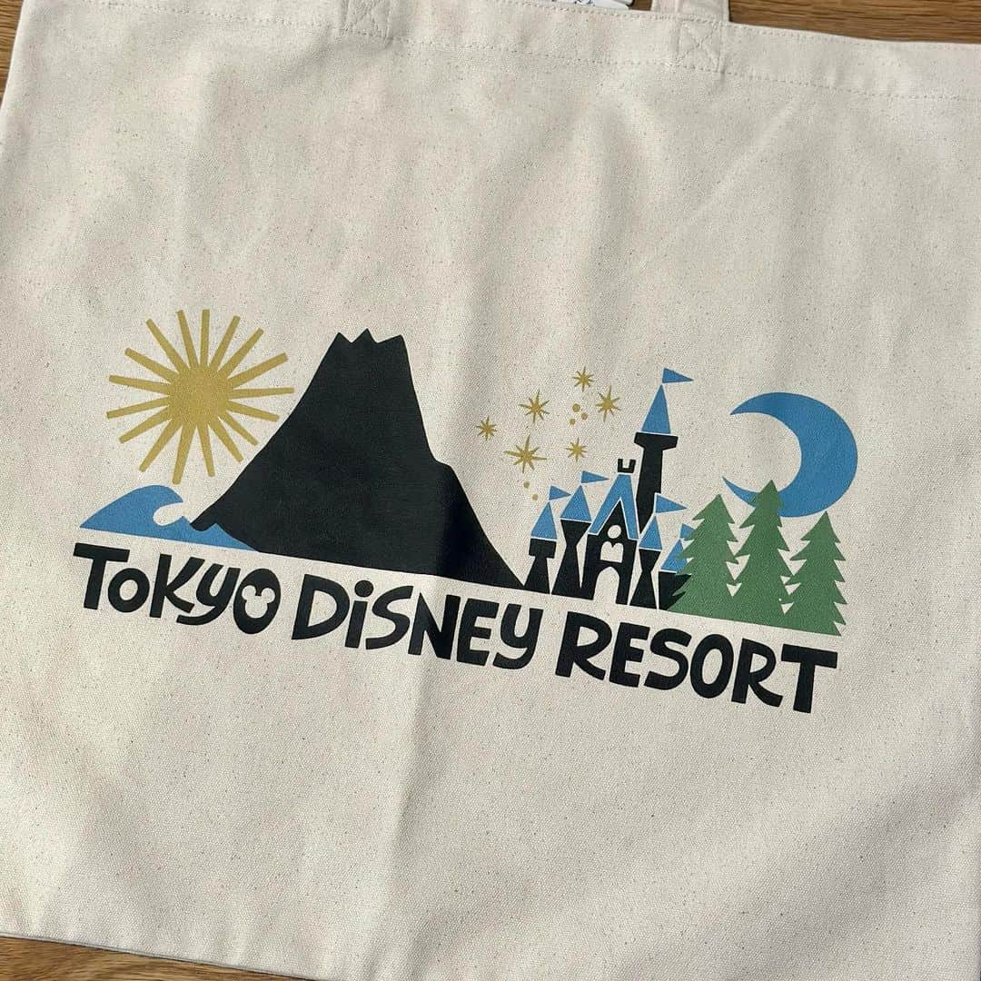 花井祐介さんのインスタグラム写真 - (花井祐介Instagram)「New graphic for Tokyo Disney Resort merchandise. Made from environmental friendly materials. @tokyodisneyresort_official  東京ディズニーリゾートの新しいグッズのグラフィックを作りました。東京ディズニーランド、東京ディズニーシー、ディズニーリゾートアプリで購入できます。 僕のグラフィックが入ったグッズはディズニーリゾートの新しいコンセプトのグッズ「Let’s start where we can」の一部で、全て環境に優しい素材で作られています。 娘達にも喜んでもらえる仕事が出来ました笑 友人の永井君ファミリーに着てもらってモデルになってもらいましたよ。」6月1日 10時27分 - hanaiyusuke