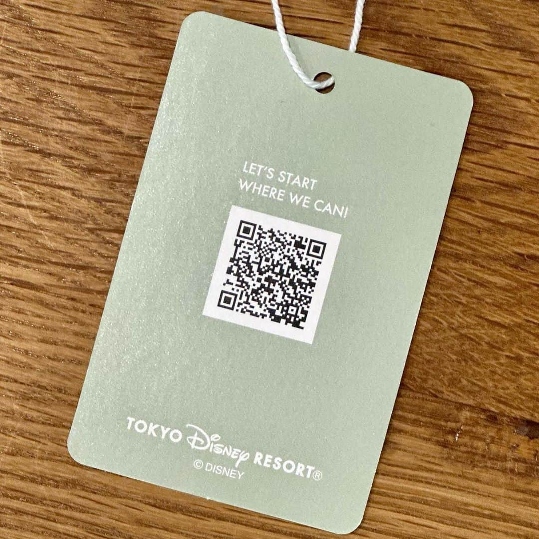 花井祐介さんのインスタグラム写真 - (花井祐介Instagram)「New graphic for Tokyo Disney Resort merchandise. Made from environmental friendly materials. @tokyodisneyresort_official  東京ディズニーリゾートの新しいグッズのグラフィックを作りました。東京ディズニーランド、東京ディズニーシー、ディズニーリゾートアプリで購入できます。 僕のグラフィックが入ったグッズはディズニーリゾートの新しいコンセプトのグッズ「Let’s start where we can」の一部で、全て環境に優しい素材で作られています。 娘達にも喜んでもらえる仕事が出来ました笑 友人の永井君ファミリーに着てもらってモデルになってもらいましたよ。」6月1日 10時27分 - hanaiyusuke