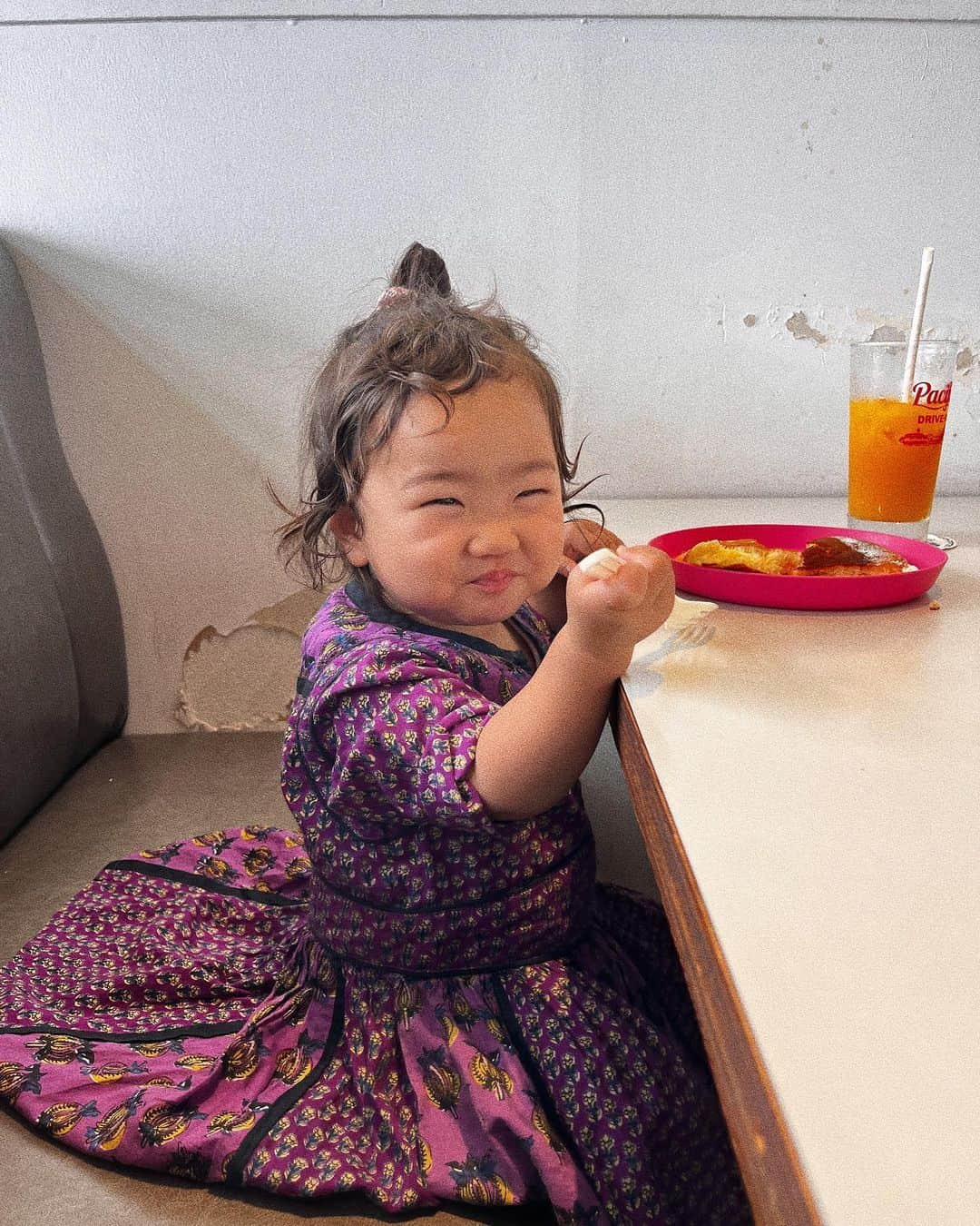 宇藤えみのインスタグラム：「お友達ヴィンテージ👗 を着て食いしん坊にっこり。笑  おちびのお洋服が可愛いとメッセージをたくさんいただきます。ありがとうございます♪ 職業柄女の子が生まれたら着せ替え人形のようにきっと服をたくさん買ってしまいそうと思っていましたが、 ほんとありがたい事に周りのお友達たちのお下がりが可愛くて♡おかげでほぼ買っていません！ お下がりを組み合わせたり大切に受け継いで着回ししています。 女の子って1歳でもうお洋服やメイクやら気になるのね。  質問が多かったので こちらのワンピース(こちらもお下がり) @velnica_japan  #暮らし#おちびふく#友達ヴィンテージ」