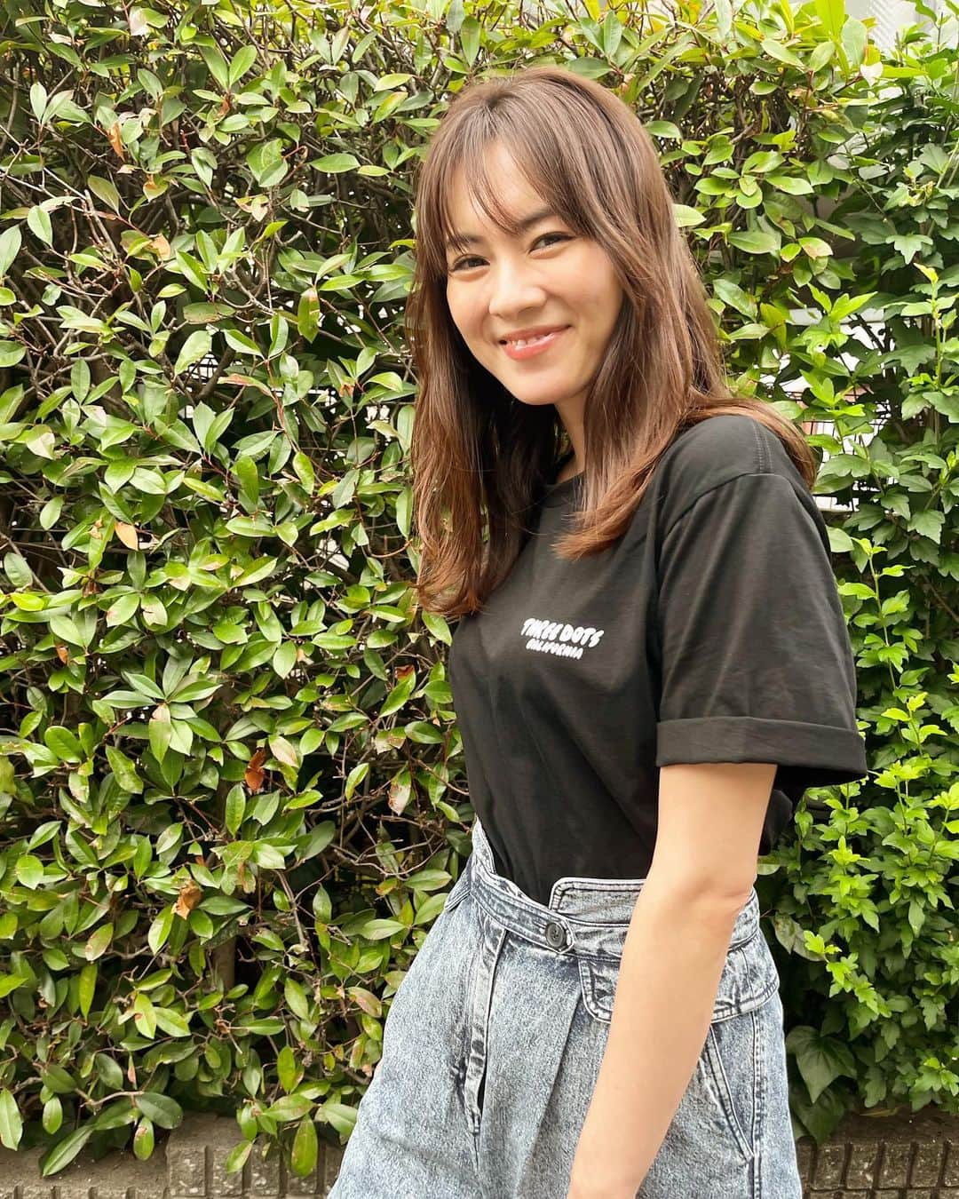 安座間美優のインスタグラム：「黒T好き♥︎♥︎♥︎  イラストレーター関根正悟さんのグラフィックTシャツです！  伊勢丹新宿店2Fのアーバンクローゼットで20日まで開催されている @threedots_official のPOP-UPで、小林昭さんのフォトTと共に先行販売中です！  チェックしてみてください♡  #みゅうfashion#threedots#スリードッツ#PR」