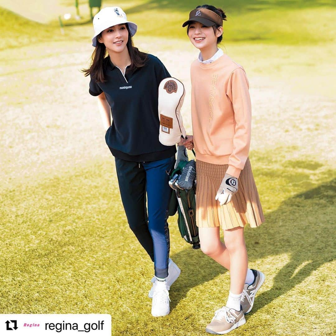 山口りささんのインスタグラム写真 - (山口りさInstagram)「regina @regina_golf   #Repost @regina_golf with @use.repost ・・・ 厳格なルールを守ってスタイリッシュに。その線引きとは？ 名門コースのドレスコード、着こなしの正解  ラウンド回数やゴルフ仲間が増えるにつれ、名門コースに誘われる機会も増えるもの。さてどんな着こなしで出かけるべき？ ドレスコードの厳しさレベルを3つに分け、おしゃれの正解を探ります。ゴルフ場や会員に敬意を払った装いを心がけて！  【ラグジュアリーなゴルフ場／ドレスコードの厳しさ★★★】  [右] トレンドのベージュスタイルでナチュラル＆シックに 自然と調和するベージュやブラウンは今季も人気。シャーベットオレンジを加えて、軽やかなフェミニンを楽しみたい。モックネックとスウェット風素材が今どきな軽快感。  トップス￥24,200（ビームス ゴルフ／ビームス ゴルフ 有楽町）　インナー￥17,600（テーラーメイドアパレル／テーラーメイド ゴルフ）　スカート￥26,400（マスターバニーエディション）　リボン付きサンバイザー￥15,400（ウノピゥ ウノ ウグァーレトレ サローネ）　グローブ〈片手〉￥2,640（フットジョイ／アクシネット ジャパン インク）　ソックス￥2,420（セント・アンドリュース）　シューズ￥14,300（編集部調べ）（ニューバランス／ニューバランスジャパンお客様相談室）  [左] ネイビーでシンプルにまとめればジョグパン風もOK圏内に 黒のゆったりポロに細身のジョグパン風パンツ。ゆるりとしたカジュアルな着こなしですが、ビターなブラック＆ネイビーなら辛口でシック。ラグジュアリーなクラブにもお似合いです。小物は白でまとめてすっきり品よく。  ポロシャツ￥16,500（マンシングウェア／デサントジャパン）　パンツ￥59,400（ウノピゥ ウノ ウグァーレトレ サローネ）　ハット￥13,200（ホーンガーメント／キューブ）　セルフバッグ￥18,700（ビームス ゴルフ／ビームス ゴルフ 有楽町）　ヘッドカバー〈PT〉￥8,800（ブリーフィング ゴルフ／ブリーフィング 表参道ヒルズ店）　ソックス￥1,760（ジャックバニー！！）　シューズ￥35,200（パーリーゲイツ）  #reginagolf #ゴルフ雑誌Regina（@regina_golf) #golf #golffashion #golfgirl #golfstagram #instagolf #インスタゴルフ女子 #ゴルスタグラム #ゴルフ #ゴルフウェア #ゴルフウエア #ゴルフウェアコーデ #ゴルフウェアレディース #ゴルフコーデ #ゴルフコーディネート #ゴルフ女子 #ゴルフ女子会 #ゴルフ女子コーデ #ゴルフ女子初心者 #ゴルフ女子と繋がりたい #ゴルフスタイル #ゴルフバカ #ゴルフ好きな人と繋がりたい #ゴルフ初心者 #女子ゴルフ #レディースゴルフウェア #골프 #高尔夫球  撮影／水田 学（NOSTY） スタイリスト／高橋裕美 ヘア＆メイク／山口理沙（+nine） モデル／ATSUKO、松木育未 エディター／武田麻衣子 撮影協力／グレンオークスカントリークラブ（アコーディア・ゴルフ）」6月1日 10時37分 - hairmakeupbylisayamaguchi