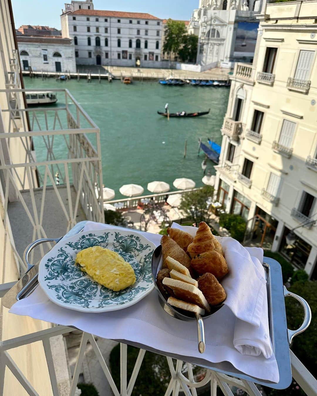 アンドリュー・ウォーレンさんのインスタグラム写真 - (アンドリュー・ウォーレンInstagram)「“Why is the water so green?”🧟‍♂️ #VeniceMoments 🛶」6月1日 10時37分 - adwarren