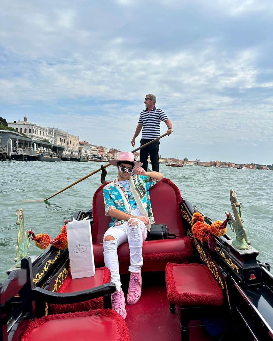 アンドリュー・ウォーレンのインスタグラム：「“Why is the water so green?”🧟‍♂️ #VeniceMoments 🛶」