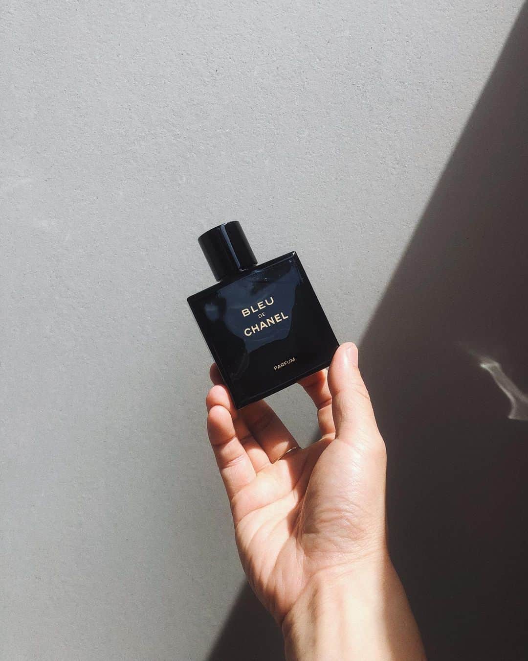 陣内勇人のインスタグラム：「. この季節になると 纏いたくなる CHANELの青  @tchalamet がアンバサダーになり @mario_sorrenti のヴィジュアルに誘われた。  PARFUMは少しサンダルウッドが強めで◎  thx. @chanelofficial  #bluedechanel」