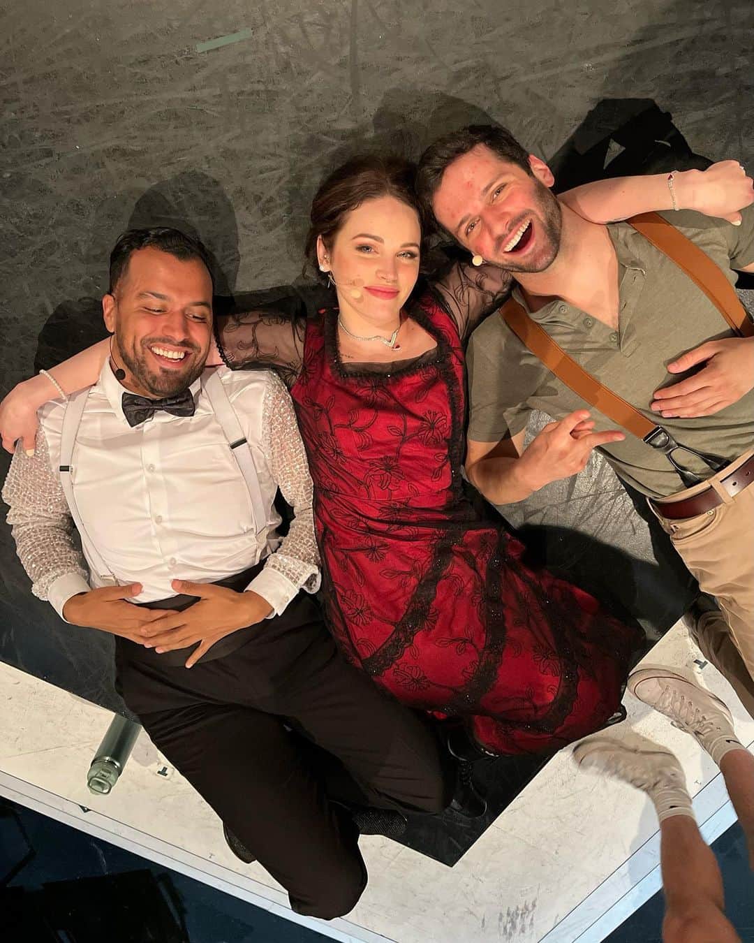 リンジー・ピアースのインスタグラム：「the luckiest with these two 💛 post put-in cuddle puddle will always be a necessity #jackandrose #titanique #rosedewittbukater #jackdawson #calhockely #billyzane」
