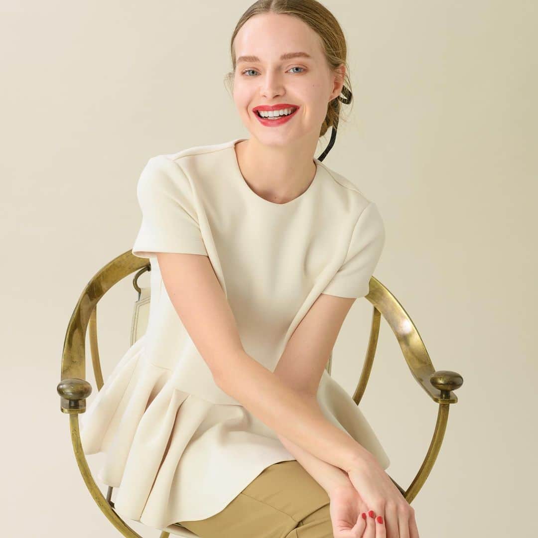Tsuru by Mariko Oikawaのインスタグラム：「New in ! Epaulement. ¥19,800（tax in） color:PINK BEIGE,MILK TEA,WHITE, BLACK,NAVY,SAX,LAVENDER.  着こなしは▼ @tsurubymarikooikawa_garden にてご紹介。  #tsuru #tsurubymarikooikawa #2023ss」