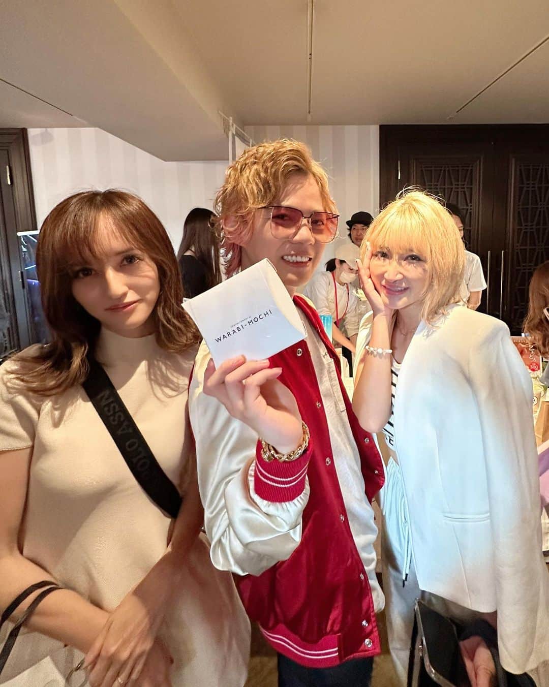 奥山絵里奈さんのインスタグラム写真 - (奥山絵里奈Instagram)「3回目の#インフルエンサー万博 @influencer.banpaku  今回も参加して来ました💕  沢山素敵なブースが体験出来て 楽しかったです！  🩷3枚目  完全会員制・住所非公開のパフェバー Remake easy🍓 @remakeeasy #Remakeeasy #リメイクイージー   🍓たっぷりの巨大パフェ とっても美味しかったです🍓  会員制パフェバー気になる🫣  🩷4枚目 #道端アンジェリカ さんの #マミーのおだし  @angelica_michibata  @hinoki_official  @ulu___foods  ##酵母エキス不使用  道端アンジェリカさんの 肌の綺麗なこと😳  野菜の甘みがたっぷり含まれたお出汁！ うのが楽しみ✨  🩷5枚目6枚目  @haruki.kai さんと！  とろける食感の #とろり天使のわらびもち  @tenshi.warabimochi.official   #飲むわらび餅   とろとろで病みつきになる美味しさ✨  🩷7枚目 ホワイトニングの #エクシアホワイトニング 原宿にあるホワイトニング🦷✨  @sena_ecxia  @ecxia_harajuku   #ecxia #エクシアホワイトニング #エクシア   🩷8枚目  #焼鳥さく田 @yakitori_sakuta09 新宿の焼き鳥屋さん！ 鶏出汁スープと丼がとっても美味しかった！ 近々お伺いしたいと思います！   #新宿焼き鳥  #ろばた翔 #ろばた結  🩷9枚目  #究極の台湾レモンとコーヒー #神バナナスムージー  @qbt.jpn @banananokamisama_official  究極の台湾レモンとコーヒーは 爽やかで普通のコーヒーより飲みやすかったです！ 神バナナスムージーは 濃いバナナの味で 美味しくて健康に良くて良かった🍌  美味しいものを沢山体験出来て楽しかったです✨  次回も楽しみ✨  #インフルエンサーイベント」6月1日 10時50分 - erinaokuyama