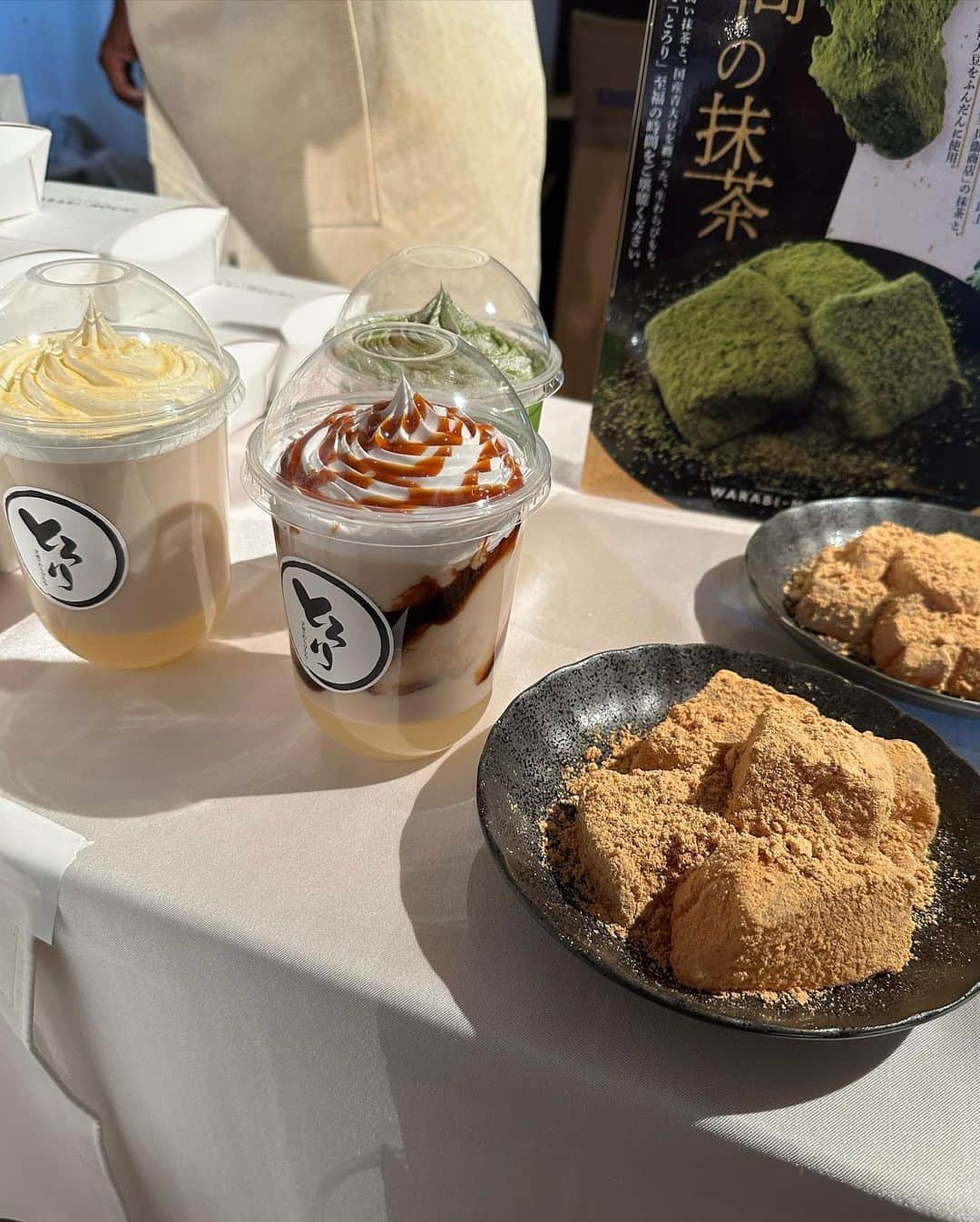 奥山絵里奈さんのインスタグラム写真 - (奥山絵里奈Instagram)「3回目の#インフルエンサー万博 @influencer.banpaku  今回も参加して来ました💕  沢山素敵なブースが体験出来て 楽しかったです！  🩷3枚目  完全会員制・住所非公開のパフェバー Remake easy🍓 @remakeeasy #Remakeeasy #リメイクイージー   🍓たっぷりの巨大パフェ とっても美味しかったです🍓  会員制パフェバー気になる🫣  🩷4枚目 #道端アンジェリカ さんの #マミーのおだし  @angelica_michibata  @hinoki_official  @ulu___foods  ##酵母エキス不使用  道端アンジェリカさんの 肌の綺麗なこと😳  野菜の甘みがたっぷり含まれたお出汁！ うのが楽しみ✨  🩷5枚目6枚目  @haruki.kai さんと！  とろける食感の #とろり天使のわらびもち  @tenshi.warabimochi.official   #飲むわらび餅   とろとろで病みつきになる美味しさ✨  🩷7枚目 ホワイトニングの #エクシアホワイトニング 原宿にあるホワイトニング🦷✨  @sena_ecxia  @ecxia_harajuku   #ecxia #エクシアホワイトニング #エクシア   🩷8枚目  #焼鳥さく田 @yakitori_sakuta09 新宿の焼き鳥屋さん！ 鶏出汁スープと丼がとっても美味しかった！ 近々お伺いしたいと思います！   #新宿焼き鳥  #ろばた翔 #ろばた結  🩷9枚目  #究極の台湾レモンとコーヒー #神バナナスムージー  @qbt.jpn @banananokamisama_official  究極の台湾レモンとコーヒーは 爽やかで普通のコーヒーより飲みやすかったです！ 神バナナスムージーは 濃いバナナの味で 美味しくて健康に良くて良かった🍌  美味しいものを沢山体験出来て楽しかったです✨  次回も楽しみ✨  #インフルエンサーイベント」6月1日 10時50分 - erinaokuyama