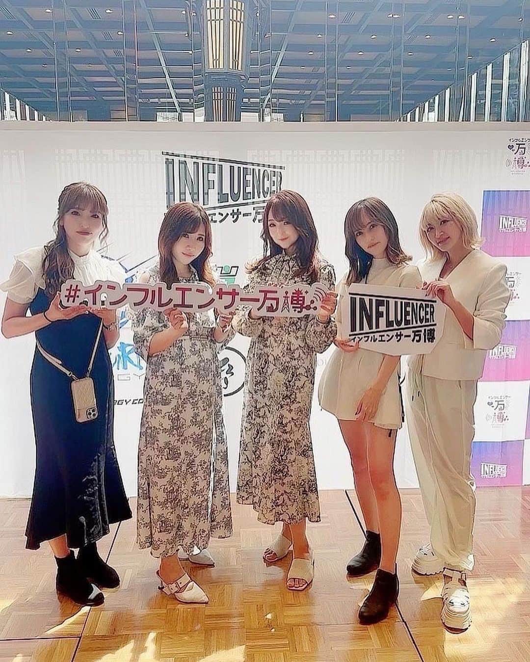 奥山絵里奈さんのインスタグラム写真 - (奥山絵里奈Instagram)「3回目の#インフルエンサー万博 @influencer.banpaku  今回も参加して来ました💕  沢山素敵なブースが体験出来て 楽しかったです！  🩷3枚目  完全会員制・住所非公開のパフェバー Remake easy🍓 @remakeeasy #Remakeeasy #リメイクイージー   🍓たっぷりの巨大パフェ とっても美味しかったです🍓  会員制パフェバー気になる🫣  🩷4枚目 #道端アンジェリカ さんの #マミーのおだし  @angelica_michibata  @hinoki_official  @ulu___foods  ##酵母エキス不使用  道端アンジェリカさんの 肌の綺麗なこと😳  野菜の甘みがたっぷり含まれたお出汁！ うのが楽しみ✨  🩷5枚目6枚目  @haruki.kai さんと！  とろける食感の #とろり天使のわらびもち  @tenshi.warabimochi.official   #飲むわらび餅   とろとろで病みつきになる美味しさ✨  🩷7枚目 ホワイトニングの #エクシアホワイトニング 原宿にあるホワイトニング🦷✨  @sena_ecxia  @ecxia_harajuku   #ecxia #エクシアホワイトニング #エクシア   🩷8枚目  #焼鳥さく田 @yakitori_sakuta09 新宿の焼き鳥屋さん！ 鶏出汁スープと丼がとっても美味しかった！ 近々お伺いしたいと思います！   #新宿焼き鳥  #ろばた翔 #ろばた結  🩷9枚目  #究極の台湾レモンとコーヒー #神バナナスムージー  @qbt.jpn @banananokamisama_official  究極の台湾レモンとコーヒーは 爽やかで普通のコーヒーより飲みやすかったです！ 神バナナスムージーは 濃いバナナの味で 美味しくて健康に良くて良かった🍌  美味しいものを沢山体験出来て楽しかったです✨  次回も楽しみ✨  #インフルエンサーイベント」6月1日 10時50分 - erinaokuyama