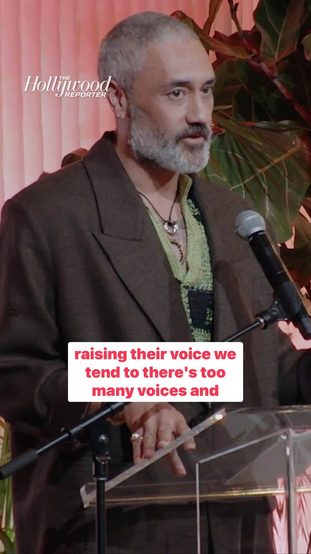 ハリウッド・リポーターのインスタグラム：「Keynote speaker #TaikaWaititi shares his interpretation of the meaning behind #RaisingOurVoices at THR’s gala event | presented by @eastwestbank.us」