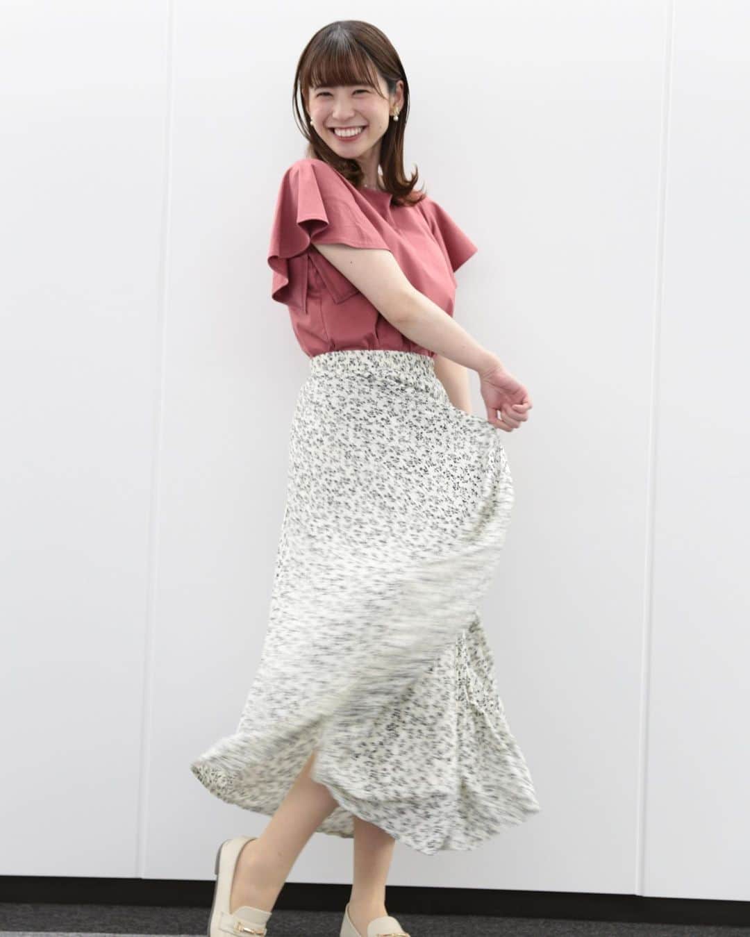のインスタグラム：「. 5月31日（水）アフタヌーン🐕 衣装協力👗  ●tops:OPAQUE.CLIPさん @opaque.clip  ●skirt:SHOO・LA・RUEさん @shoolarue_official  ●earring:OSEWAYAさん @osewaya_official  縦ラインがスタイルアップしてくれるスカート✨ 目を惹くトップスのピンク💗 イヤリングのお花も可愛い🌼  素敵なお衣装、スタイリングをありがとうございました☺️  #ウェザーニュースlive  #ウェザーニュースキャスター #衣装協力 #衣装提供 #キャスター衣装」