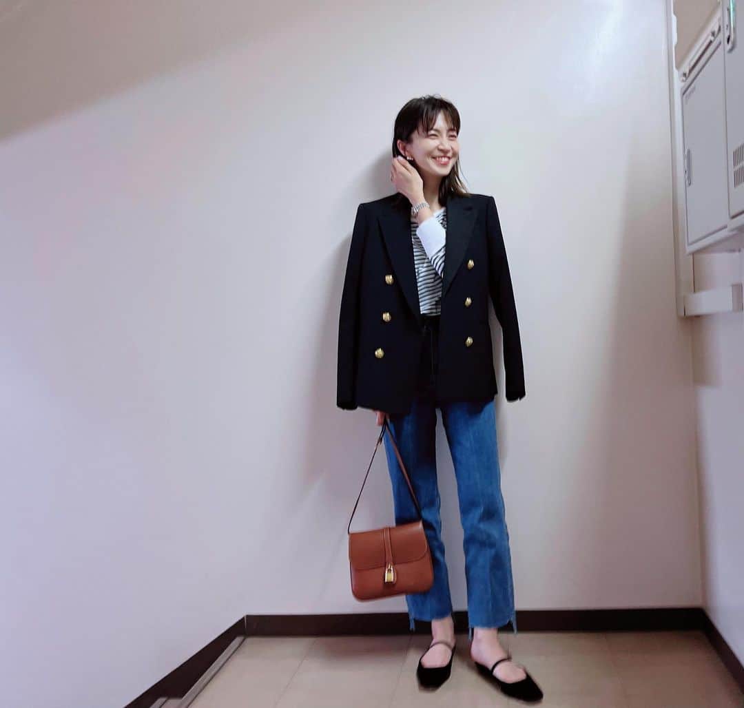 のインスタグラム：「いつかの私服。  @hereiam.official  のボーダートップスの肩の落ちる感じがすき。  新しいブランドのデニム。 さりげなくセンタープレスされてるのが好き。  ジャケットは、ほんとにヘビロテ☺️♥️  jacket.. @beautifulpeople_officialsite  border.. @hereiam.official  denim.. @nave_jp  bag.. @celine  #ootd #私服 #simple #basic」