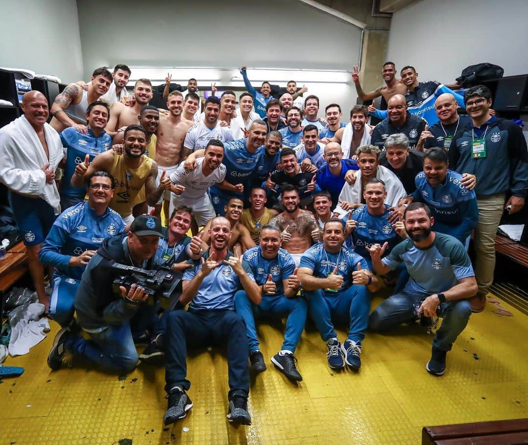 ブルーノ・ウビニのインスタグラム：「Grupo forte, unido e o mais importante, classificados para as QUARTAS DE FINAL, VAMOOOO 🇪🇪🇪🇪🇪🇪 @gremio」