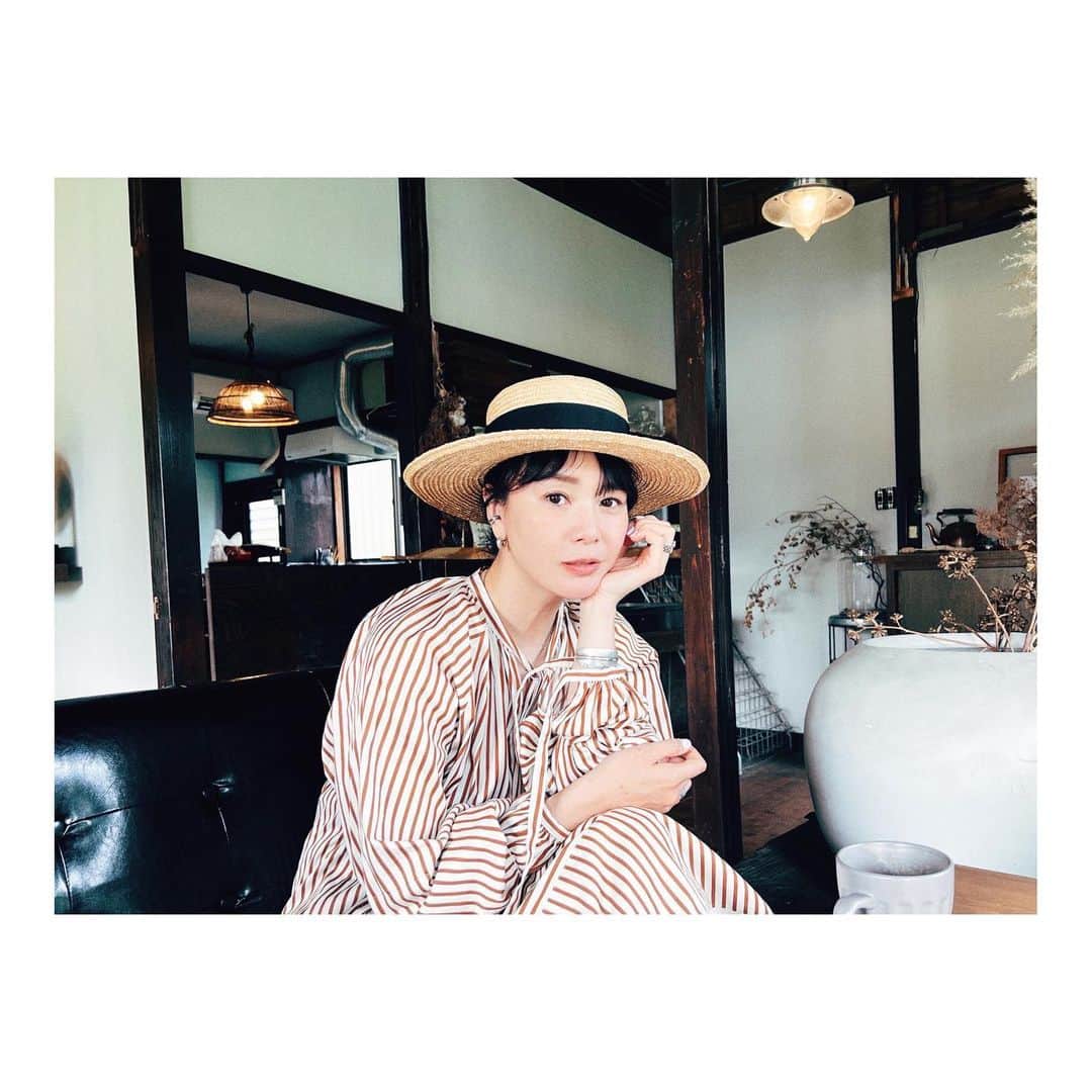 のインスタグラム：「この間、ずっと気になってた漫画 『私だけ年を取っているみたいだ。　ヤングケアラーの再生日記』を読みました。  途中から嗚咽で読み進められないほど、感情が揺れて。  子どもたちが、子どもらしく、生き生きと生きられる世界でありますように。  1歳児と3歳児育児、なかなか余裕が持てない毎日だけど、感慨深くなって。  我が家のやんちゃたち、時に「ええええーっ？！」ってひっくり返りそうになるけど。  ふたりでけんかするときなんか、もう、ため息が出るけど。  振り返ったときこの日々が、きっともっと愛おしく感じられるはずだから。  みなさまの今日が、しあわせな1日になりますように！」