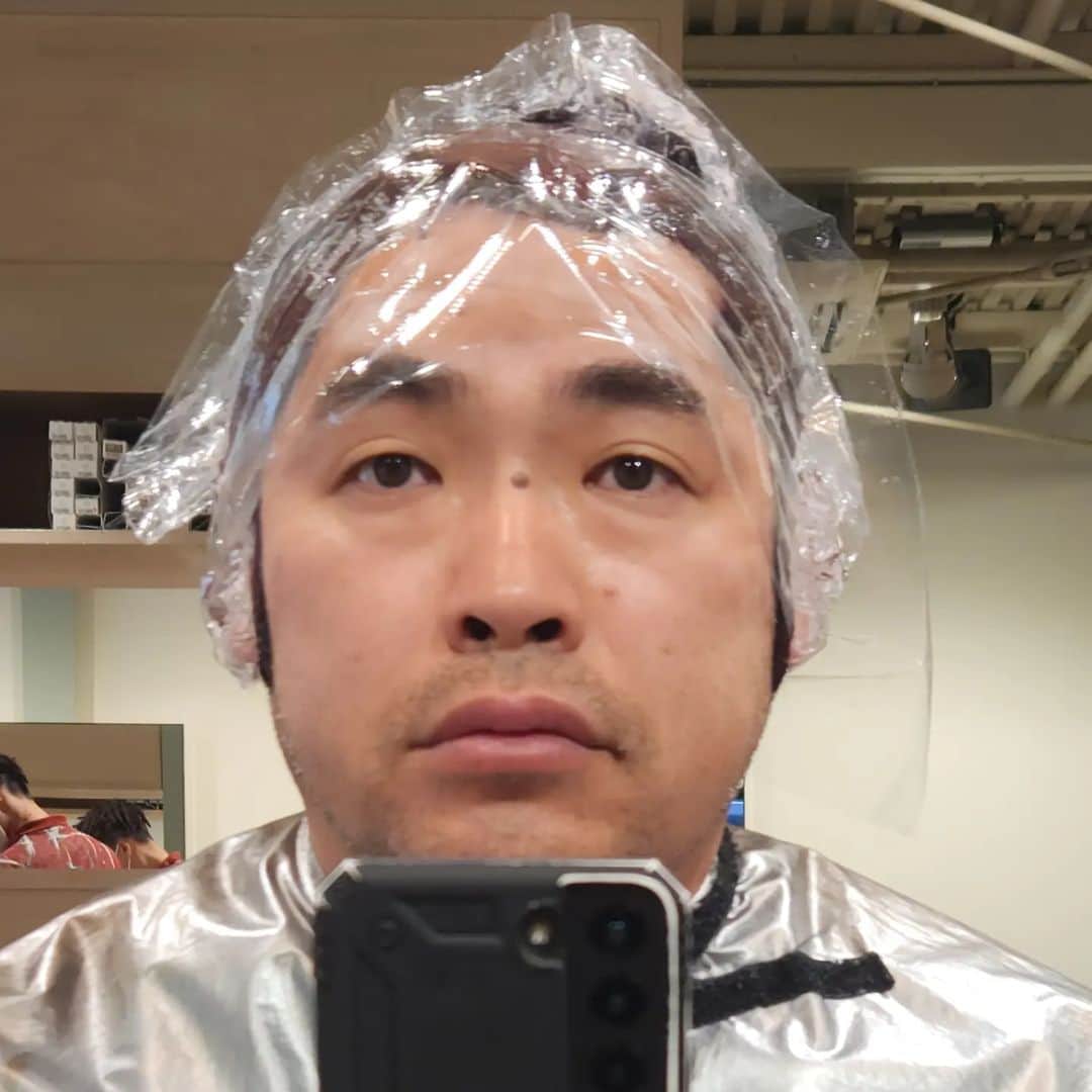 のインスタグラム：「染め岡  大人の中岡は身だしなみが  必要だね  ラップに巻かれる  このタイミングが少し恥ずかしい  #中岡はもっと恥じるべき時がある #入店拒否しない美容室に称賛の嵐 #でも明日単独ライブやな #いいねもらっとけ」