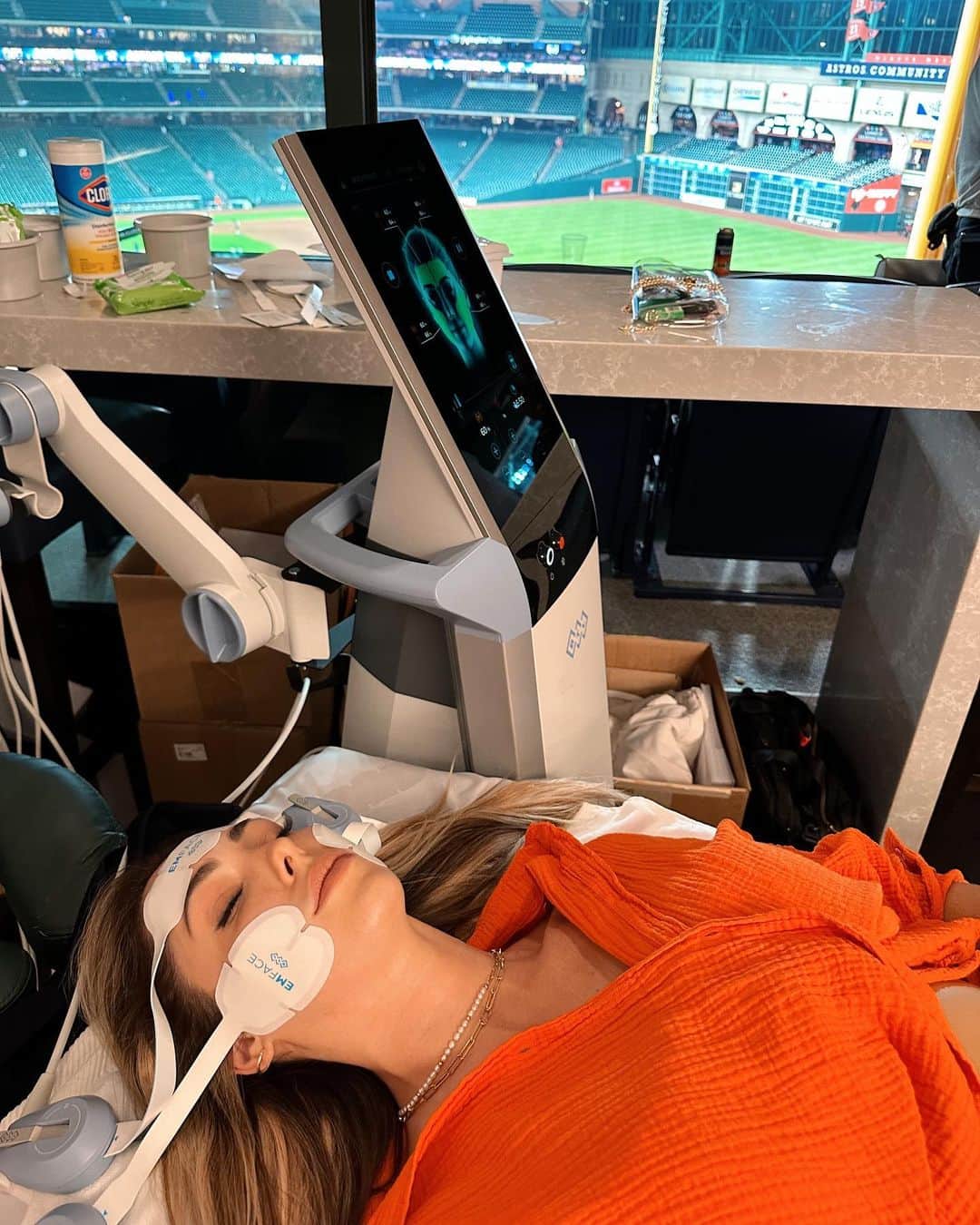ホープ・ビールさんのインスタグラム写真 - (ホープ・ビールInstagram)「First #emsculp and #emface experience at the #houstonastros game with @btlaesthetics @btl_practicesuccess   My abs are sore today from just one 30 minute treatment! Also, I have seen my friends personal results from the emface so I can’twait to continue treatments for the full effect.  . Emsculp Neo:  Increases muscle mass by 19% . Clinical studies show 30% reduction in fat . Emface: 200% increase in elastin   37% wrinkle reduction  . #ad #beautytreatment #beautyhack #weightloss #abs #skincare #antiaging」6月1日 11時16分 - hopebeel