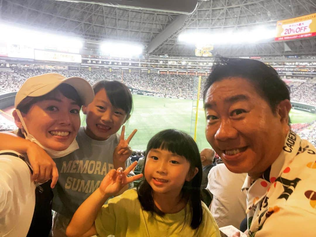 秋本ゆかりのインスタグラム：「久しぶりの野球観戦⚾️ 見事勝利で、花火まで見られてよかった🎇  ちょうどWBCのトロフィー🏆が福岡にやって来た初日だったので、 トロフィーを生で見ることができました〜🙌 止まれないから、じっくりは見られなかったけど。輝いてた〜✨  . #野球観戦#福岡ソフトバンクホークス #西武戦#wbc2023#優勝トロフィー #これまた時差投稿」