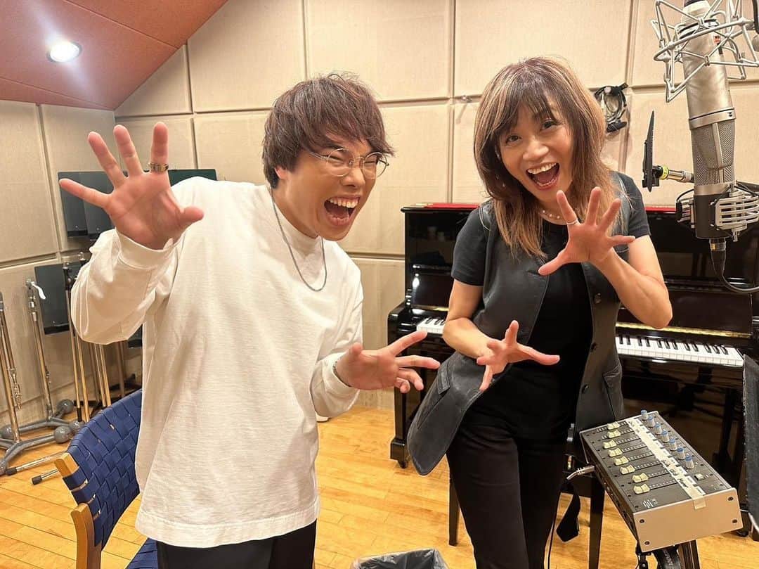 田村直美のインスタグラム：「昨日は　はたのん(@tomohiro_hatano)と〜😀⭐️ まだ詳しく話せませんが 場所といい この組み合わせといい　 そりゃそうよね❣️㊙️ 私たちが全力でパー✋✋してるのも 何かをお伝えしたくムズムズしている あらわれですのー‼️」