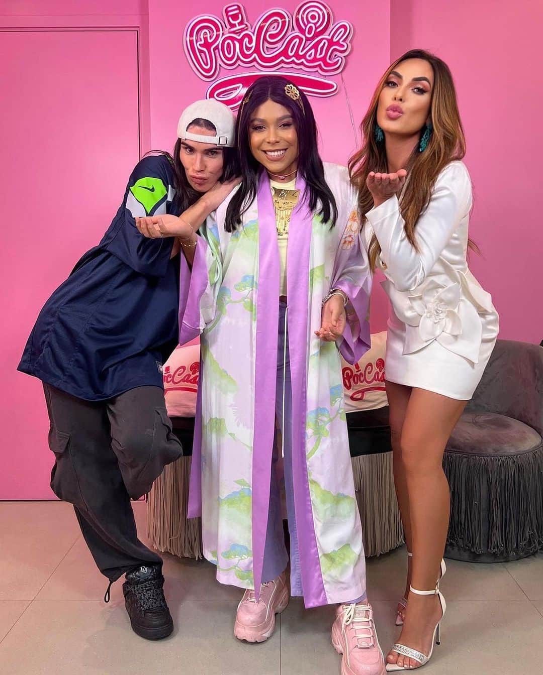 Nicole Bahlsのインスタグラム：「Mais um dia incrível ao lado da @rafaeluccman… Hoje foi dia de bater um papo com a @blogueirinha, que é sempre muito educada e boazinha rsrs eu amo 🙈😂❤️  Look @estilistaviniciuscaspar」