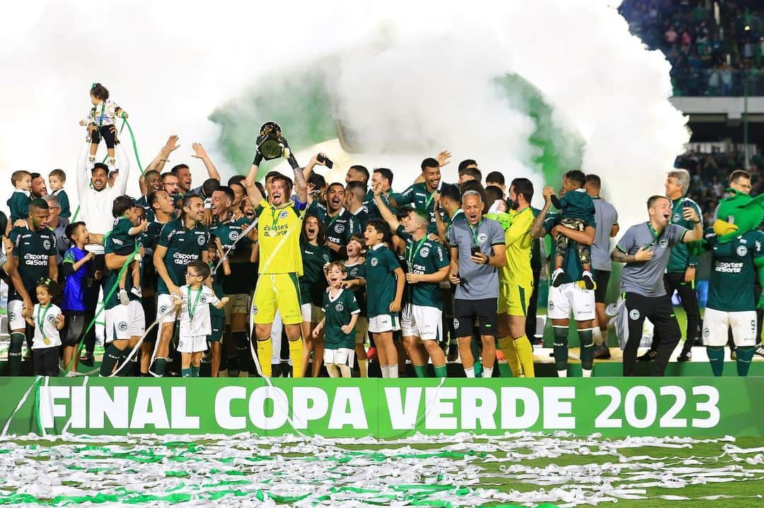 サッカー ブラジル代表チームさんのインスタグラム写真 - (サッカー ブラジル代表チームInstagram)「É CAMPEÃO!!!  Festa do Goiás em seu primeiro título da Copa Verde, edição que bateu recorde de premiação e investimento da CBF.  Parabéns, torcedor esmeraldino, pela bela festa na Serrinha que fechou com chave de ouro o torneio de 2023.  📸: @wildesfoto/CBF」6月1日 11時23分 - cbf_futebol