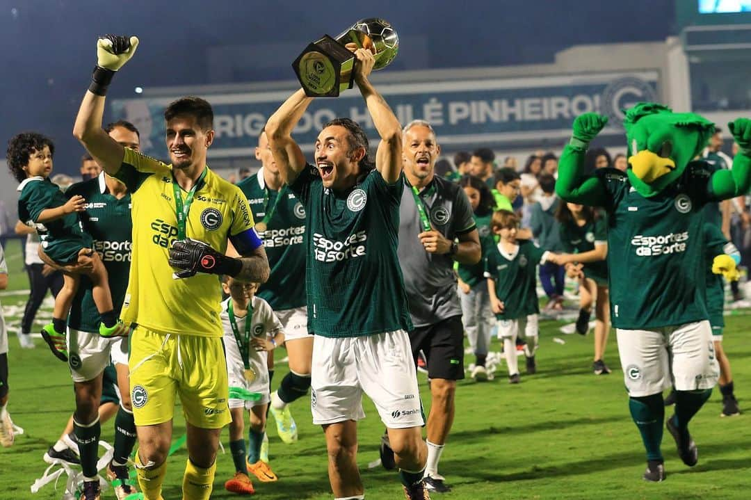 サッカー ブラジル代表チームさんのインスタグラム写真 - (サッカー ブラジル代表チームInstagram)「É CAMPEÃO!!!  Festa do Goiás em seu primeiro título da Copa Verde, edição que bateu recorde de premiação e investimento da CBF.  Parabéns, torcedor esmeraldino, pela bela festa na Serrinha que fechou com chave de ouro o torneio de 2023.  📸: @wildesfoto/CBF」6月1日 11時23分 - cbf_futebol