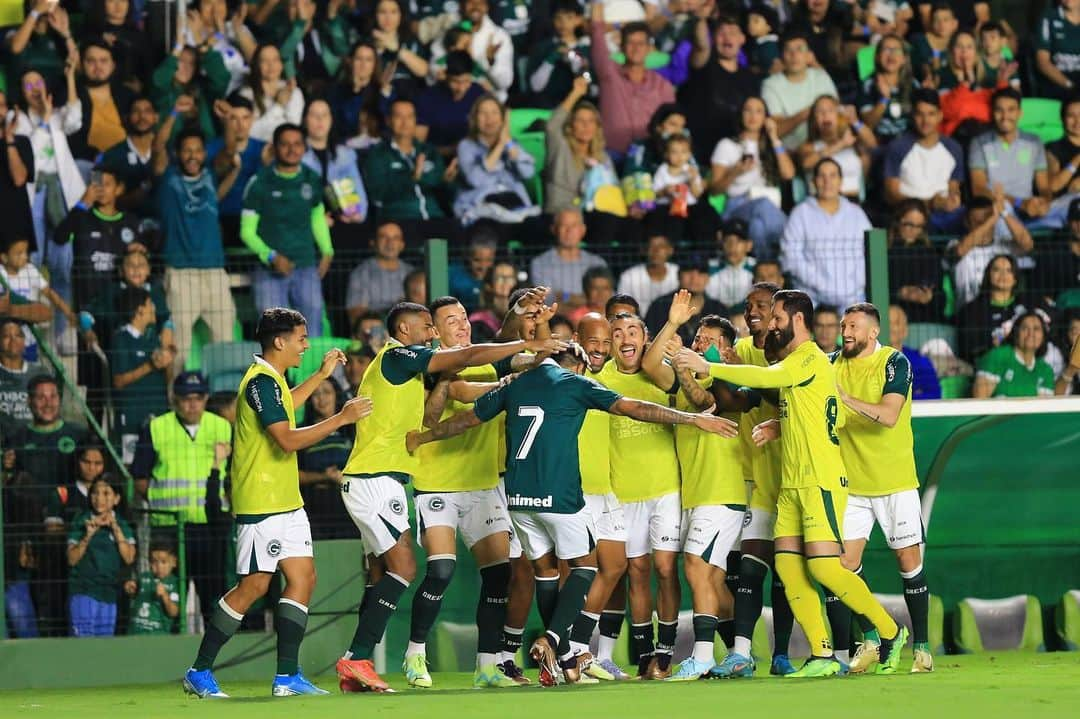 サッカー ブラジル代表チームさんのインスタグラム写真 - (サッカー ブラジル代表チームInstagram)「É CAMPEÃO!!!  Festa do Goiás em seu primeiro título da Copa Verde, edição que bateu recorde de premiação e investimento da CBF.  Parabéns, torcedor esmeraldino, pela bela festa na Serrinha que fechou com chave de ouro o torneio de 2023.  📸: @wildesfoto/CBF」6月1日 11時23分 - cbf_futebol