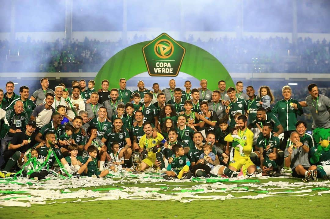 サッカー ブラジル代表チームさんのインスタグラム写真 - (サッカー ブラジル代表チームInstagram)「É CAMPEÃO!!!  Festa do Goiás em seu primeiro título da Copa Verde, edição que bateu recorde de premiação e investimento da CBF.  Parabéns, torcedor esmeraldino, pela bela festa na Serrinha que fechou com chave de ouro o torneio de 2023.  📸: @wildesfoto/CBF」6月1日 11時23分 - cbf_futebol