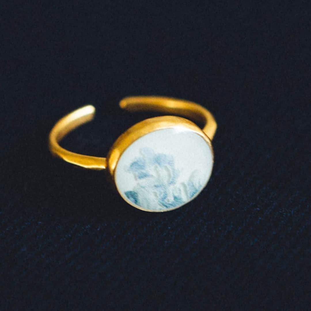 北欧、暮らしの道具店さんのインスタグラム写真 - (北欧、暮らしの道具店Instagram)「【再入荷】部屋に花を飾るように、指先にも。 おしゃれ心を支えるお守りみたいな指輪 . - - - - - - - - - - - -  再入荷したオリジナルの指輪のご紹介です。  赤・青・黄みがかったオフホワイトの花を モチーフにした3種類。  私たちはそれぞれに  "歳を重ねてもずっと持っていたい3つの思い"  を込めました。  赤…「情熱」 幾つになっても 冒険心やチャレンジする気持ちを忘れずに  青…「颯爽」 好奇心に素直で、かろやかに  黄…「無垢」 いつまでも少女のような 無邪気さ、チャーミングさを  それぞれの言葉からイメージした架空の花を、 当店のデザイナーが描き下ろし、 特別なリングに仕上がりました。  選んだ素材は、真鍮。 ヴィンテージ仕上げにするため、 表面にはマットな金メッキ加工を施しました。 年齢を重ねるほどに肌に映え、 血色よく見えるようなカラーを チョイスしています。  こちらは9～13号サイズのフリーリングです。 きゅっとつまむことでサイズを変えられますよ。  その日の気分でつける指を変えられるうえに、 指の節が太くなってからも その時の自分の指に フィットさせることができます。  シックなブラックの箱に さりげなくロゴが入った、 特別な箱でお届けします。  自分へのご褒美でも、 大切な誰かへのギフトでも。 ぜひ喜んでいただけたら、うれしいです。 . ーーー 掲載のアイテムはこちら▼ ーーー . ☑︎ 指先に花を添えるリング - - - - - - - - - - - - - - - - - -   ▶︎ お買いものはプロフィールのリンクから ご覧くださいね。→@hokuoh_kurashi . #KURASHIandTripsPUBLISHING  #リング#指輪#アクセサリー #fashion#coordinate#ファッション#お買い物#お買いもの#シンプル#シンプルライフ #シンプルデザイン#暮らしを楽しむ#日々の暮らし #北欧#暮らし#北欧暮らしの道具店」6月1日 11時25分 - hokuoh_kurashi