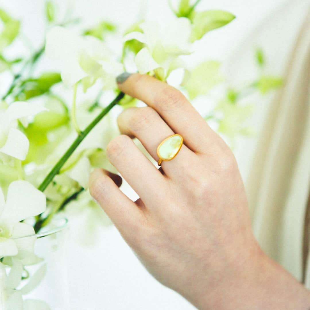 北欧、暮らしの道具店さんのインスタグラム写真 - (北欧、暮らしの道具店Instagram)「【再入荷】部屋に花を飾るように、指先にも。 おしゃれ心を支えるお守りみたいな指輪 . - - - - - - - - - - - -  再入荷したオリジナルの指輪のご紹介です。  赤・青・黄みがかったオフホワイトの花を モチーフにした3種類。  私たちはそれぞれに  "歳を重ねてもずっと持っていたい3つの思い"  を込めました。  赤…「情熱」 幾つになっても 冒険心やチャレンジする気持ちを忘れずに  青…「颯爽」 好奇心に素直で、かろやかに  黄…「無垢」 いつまでも少女のような 無邪気さ、チャーミングさを  それぞれの言葉からイメージした架空の花を、 当店のデザイナーが描き下ろし、 特別なリングに仕上がりました。  選んだ素材は、真鍮。 ヴィンテージ仕上げにするため、 表面にはマットな金メッキ加工を施しました。 年齢を重ねるほどに肌に映え、 血色よく見えるようなカラーを チョイスしています。  こちらは9～13号サイズのフリーリングです。 きゅっとつまむことでサイズを変えられますよ。  その日の気分でつける指を変えられるうえに、 指の節が太くなってからも その時の自分の指に フィットさせることができます。  シックなブラックの箱に さりげなくロゴが入った、 特別な箱でお届けします。  自分へのご褒美でも、 大切な誰かへのギフトでも。 ぜひ喜んでいただけたら、うれしいです。 . ーーー 掲載のアイテムはこちら▼ ーーー . ☑︎ 指先に花を添えるリング - - - - - - - - - - - - - - - - - -   ▶︎ お買いものはプロフィールのリンクから ご覧くださいね。→@hokuoh_kurashi . #KURASHIandTripsPUBLISHING  #リング#指輪#アクセサリー #fashion#coordinate#ファッション#お買い物#お買いもの#シンプル#シンプルライフ #シンプルデザイン#暮らしを楽しむ#日々の暮らし #北欧#暮らし#北欧暮らしの道具店」6月1日 11時25分 - hokuoh_kurashi
