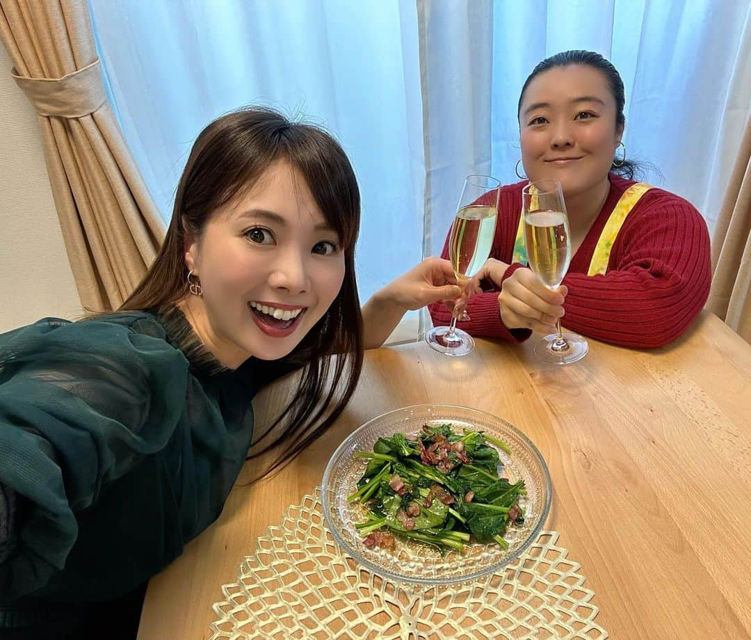 妃海風さんのインスタグラム写真 - (妃海風Instagram)「. . 安田カナちゃん。 . 先日（結構な先日w） 安田家にて とんでもなく美味しいフレンチをオール手作りでご馳走していただいた👩‍🍳😭✨ . 私がフレンチ好きということで お家でシャンパンから前菜からメインまで、なんとフルコースを、なんと全部手作りで！私たち2人分とは思えない量を！！ふるまってくれたんです！！！✨✨😳❤️笑 . . 感動の嵐。 人ってこんなに美味しいもの、自分で作れるんだ、しかもフレンチフルコース。笑 . . 朝起きてなんだか美味しいもの食べたいなー って思ってたら彼女を思い出して。笑 . その時のおいしい写真を見返していたらお腹が空いてきて。 . お昼にはなんか適当に食べようかなと思っていた私が、ちゃんと美味しいものを食べたいぞ！！！ という熱い気持ちに変化してました🔥👩‍🍳 . この気持ちをお裾分けしたいので、 美味しいもの食べた後に 安田カナおいしい写真たちをストーリーズで後であげますね。 . みんな今日は 美味しいもの食べたくなるはず🤭💖 . . #安田カナ #フレンチ #フルコース #美味しい #ご縁 #出会い #愛」6月1日 11時29分 - fuhinami_official